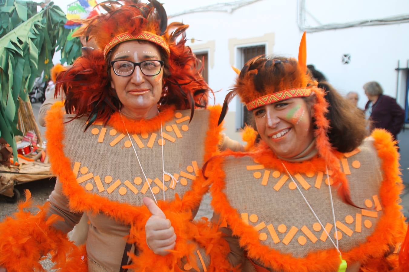 El desfile de Carnaval llenó de alegría, colorido y animación las calles de Jerez de los Caballeros. El desfile partió de la calle Eritas continuó el recorrido por el barrio de Los Mártires, la corredera Hernando de Soto y la calle Vasco Núñez, para culminar en la Plaza de España.Destacó la participación de muchos grupos, de todas las edades, pero especialmente de jóvenes, savia nueva que se va incorporando a la fiesta. Con un ambiente primaveral, fueron muchas las personas que se concentraron a lo largo del recorrido para disfrutar de este caudal de fantasía y de fiesta.