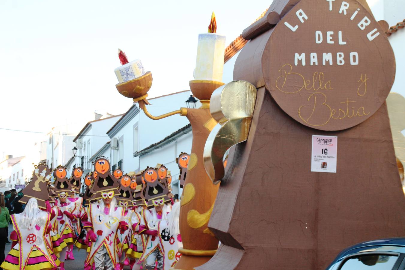 El desfile de Carnaval llenó de alegría, colorido y animación las calles de Jerez de los Caballeros. El desfile partió de la calle Eritas continuó el recorrido por el barrio de Los Mártires, la corredera Hernando de Soto y la calle Vasco Núñez, para culminar en la Plaza de España.Destacó la participación de muchos grupos, de todas las edades, pero especialmente de jóvenes, savia nueva que se va incorporando a la fiesta. Con un ambiente primaveral, fueron muchas las personas que se concentraron a lo largo del recorrido para disfrutar de este caudal de fantasía y de fiesta.