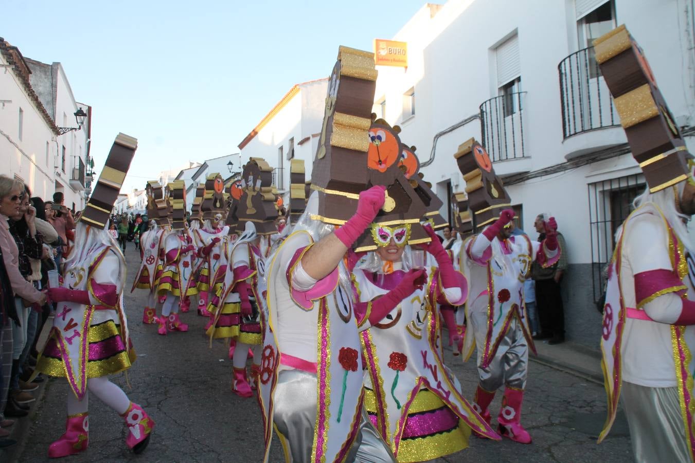 El desfile de Carnaval llenó de alegría, colorido y animación las calles de Jerez de los Caballeros. El desfile partió de la calle Eritas continuó el recorrido por el barrio de Los Mártires, la corredera Hernando de Soto y la calle Vasco Núñez, para culminar en la Plaza de España.Destacó la participación de muchos grupos, de todas las edades, pero especialmente de jóvenes, savia nueva que se va incorporando a la fiesta. Con un ambiente primaveral, fueron muchas las personas que se concentraron a lo largo del recorrido para disfrutar de este caudal de fantasía y de fiesta.