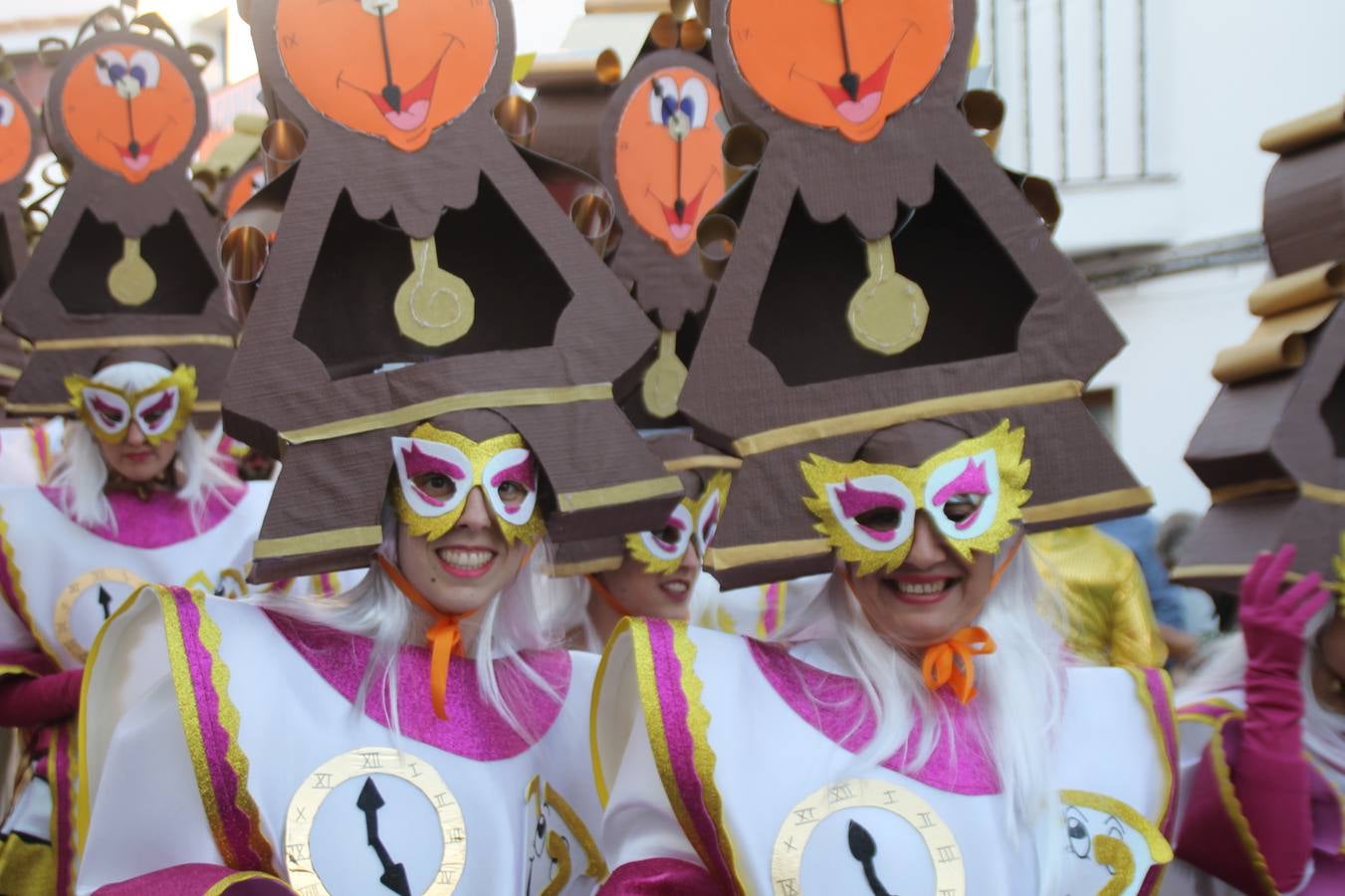 El desfile de Carnaval llenó de alegría, colorido y animación las calles de Jerez de los Caballeros. El desfile partió de la calle Eritas continuó el recorrido por el barrio de Los Mártires, la corredera Hernando de Soto y la calle Vasco Núñez, para culminar en la Plaza de España.Destacó la participación de muchos grupos, de todas las edades, pero especialmente de jóvenes, savia nueva que se va incorporando a la fiesta. Con un ambiente primaveral, fueron muchas las personas que se concentraron a lo largo del recorrido para disfrutar de este caudal de fantasía y de fiesta.