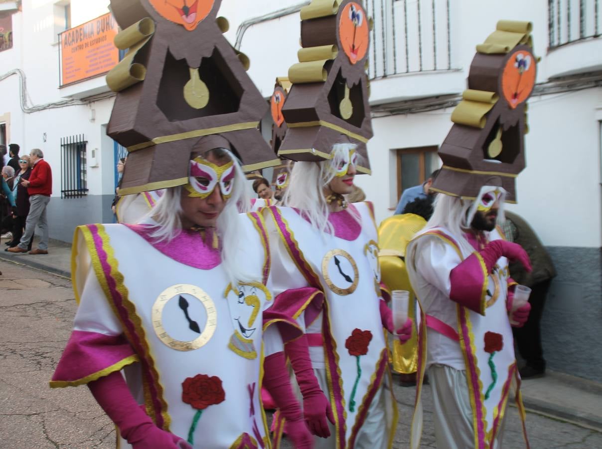 El desfile de Carnaval llenó de alegría, colorido y animación las calles de Jerez de los Caballeros. El desfile partió de la calle Eritas continuó el recorrido por el barrio de Los Mártires, la corredera Hernando de Soto y la calle Vasco Núñez, para culminar en la Plaza de España.Destacó la participación de muchos grupos, de todas las edades, pero especialmente de jóvenes, savia nueva que se va incorporando a la fiesta. Con un ambiente primaveral, fueron muchas las personas que se concentraron a lo largo del recorrido para disfrutar de este caudal de fantasía y de fiesta.