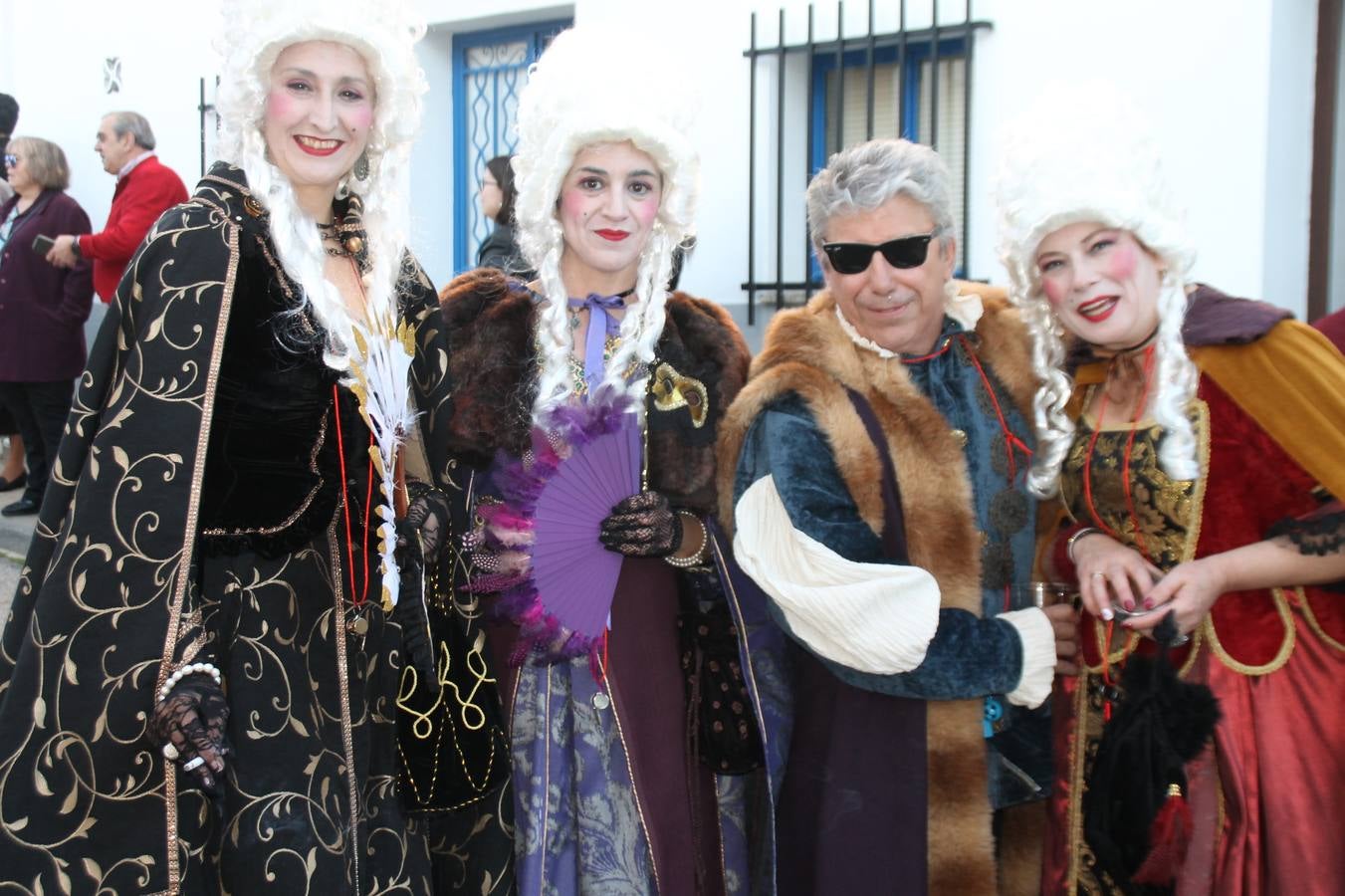 El desfile de Carnaval llenó de alegría, colorido y animación las calles de Jerez de los Caballeros. El desfile partió de la calle Eritas continuó el recorrido por el barrio de Los Mártires, la corredera Hernando de Soto y la calle Vasco Núñez, para culminar en la Plaza de España.Destacó la participación de muchos grupos, de todas las edades, pero especialmente de jóvenes, savia nueva que se va incorporando a la fiesta. Con un ambiente primaveral, fueron muchas las personas que se concentraron a lo largo del recorrido para disfrutar de este caudal de fantasía y de fiesta.