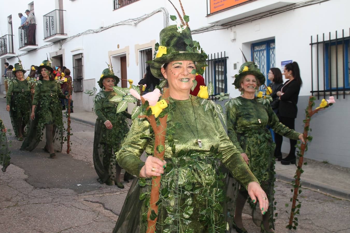 El desfile de Carnaval llenó de alegría, colorido y animación las calles de Jerez de los Caballeros. El desfile partió de la calle Eritas continuó el recorrido por el barrio de Los Mártires, la corredera Hernando de Soto y la calle Vasco Núñez, para culminar en la Plaza de España.Destacó la participación de muchos grupos, de todas las edades, pero especialmente de jóvenes, savia nueva que se va incorporando a la fiesta. Con un ambiente primaveral, fueron muchas las personas que se concentraron a lo largo del recorrido para disfrutar de este caudal de fantasía y de fiesta.