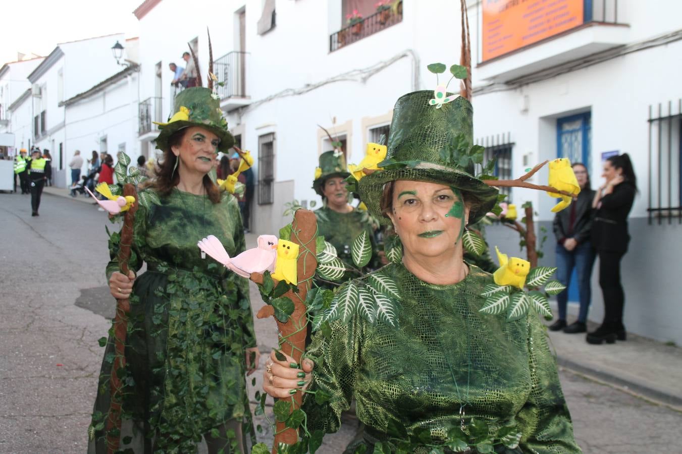 El desfile de Carnaval llenó de alegría, colorido y animación las calles de Jerez de los Caballeros. El desfile partió de la calle Eritas continuó el recorrido por el barrio de Los Mártires, la corredera Hernando de Soto y la calle Vasco Núñez, para culminar en la Plaza de España.Destacó la participación de muchos grupos, de todas las edades, pero especialmente de jóvenes, savia nueva que se va incorporando a la fiesta. Con un ambiente primaveral, fueron muchas las personas que se concentraron a lo largo del recorrido para disfrutar de este caudal de fantasía y de fiesta.