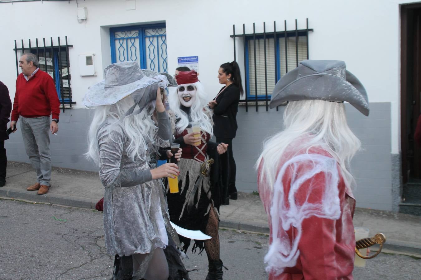 El desfile de Carnaval llenó de alegría, colorido y animación las calles de Jerez de los Caballeros. El desfile partió de la calle Eritas continuó el recorrido por el barrio de Los Mártires, la corredera Hernando de Soto y la calle Vasco Núñez, para culminar en la Plaza de España.Destacó la participación de muchos grupos, de todas las edades, pero especialmente de jóvenes, savia nueva que se va incorporando a la fiesta. Con un ambiente primaveral, fueron muchas las personas que se concentraron a lo largo del recorrido para disfrutar de este caudal de fantasía y de fiesta.