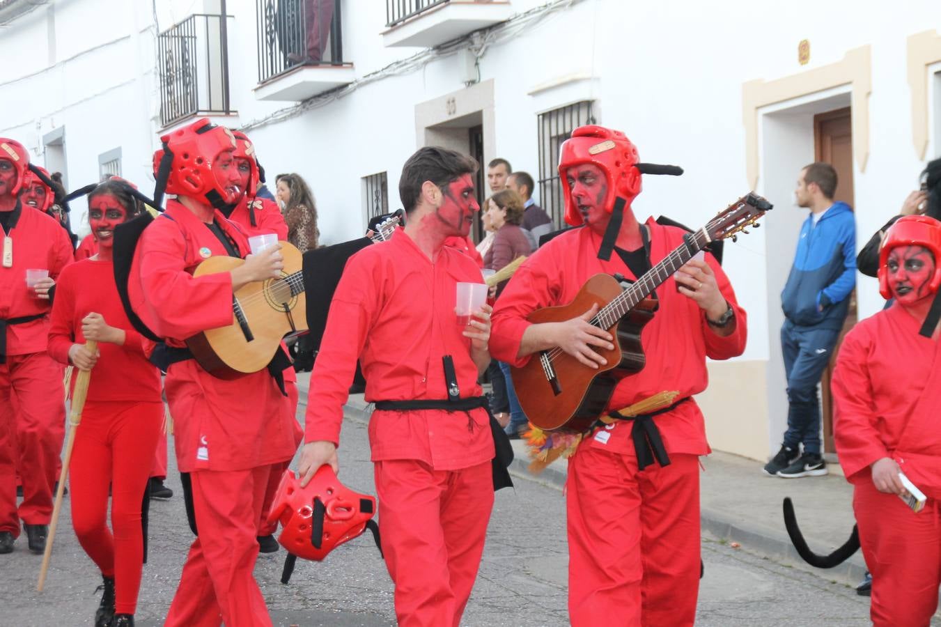 El desfile de Carnaval llenó de alegría, colorido y animación las calles de Jerez de los Caballeros. El desfile partió de la calle Eritas continuó el recorrido por el barrio de Los Mártires, la corredera Hernando de Soto y la calle Vasco Núñez, para culminar en la Plaza de España.Destacó la participación de muchos grupos, de todas las edades, pero especialmente de jóvenes, savia nueva que se va incorporando a la fiesta. Con un ambiente primaveral, fueron muchas las personas que se concentraron a lo largo del recorrido para disfrutar de este caudal de fantasía y de fiesta.