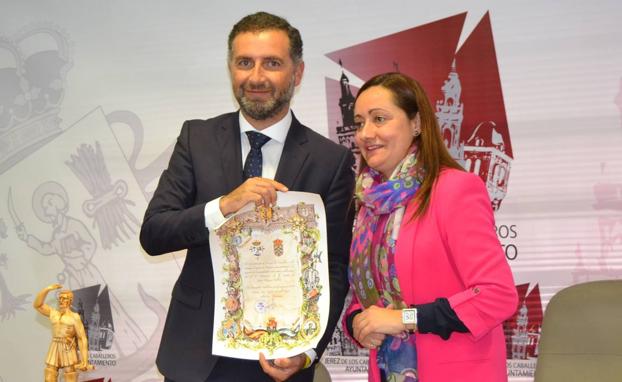 El alcalde de Moguer recibiendo de la alcaldesa de Jerez una réplica de la estatua de Vasco Núñez de Balboa y un diploma.