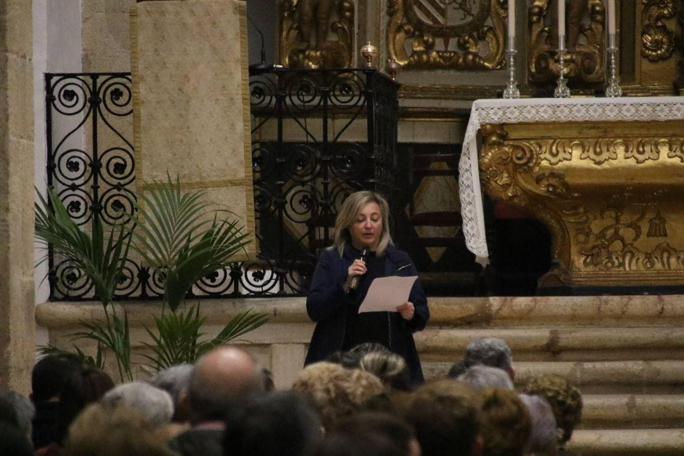 El templo parroquial de San Bartolomé ha reabierto, esta tarde, sus puertas después de varios meses de restauración. La Eucaristía ha sido oficiada por Celso Morga, Arzobispo de la Archidiócesis Mérida-Badajoz, quien ha señalado que «tenéis un patrimonio inmenso. Conservarlo y embellecerlo no es fácil, sin embargo, lo habéis hecho y os agradezco que hayáis trabajado sin ahorrar esfuerzos». Por su parte, Antonio María Rejano, párroco del municipio, ha agradecido, también, a todas y cada una de las personas que, mañana y tarde, han trabajo con ilusión y esfuerzo para que esta reapertura sea posible, «Jerez se merece esto y mucho más, por eso, os agradezco vuestra generosidad de tiempo y trabajo. Aunque aún quedan aspectos que pulir, todo se ha hecho con mucho cariño: la iluminación, las ventanas, los bancos, los vinilos, la pintura, el acondicionamiento de la torre...». Así, Rejano ha vuelto a subrayar que «debemos sentirnos orgullosos de ser como somos y querer un Jerez mejor». Por último, ha anunciado que, en breve, la torre se hará visitable para que propios y foráneos contemplen Jerez desde las alturas.