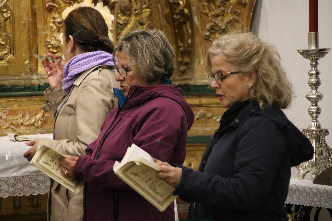 El templo parroquial de San Bartolomé ha reabierto, esta tarde, sus puertas después de varios meses de restauración. La Eucaristía ha sido oficiada por Celso Morga, Arzobispo de la Archidiócesis Mérida-Badajoz, quien ha señalado que «tenéis un patrimonio inmenso. Conservarlo y embellecerlo no es fácil, sin embargo, lo habéis hecho y os agradezco que hayáis trabajado sin ahorrar esfuerzos». Por su parte, Antonio María Rejano, párroco del municipio, ha agradecido, también, a todas y cada una de las personas que, mañana y tarde, han trabajo con ilusión y esfuerzo para que esta reapertura sea posible, «Jerez se merece esto y mucho más, por eso, os agradezco vuestra generosidad de tiempo y trabajo. Aunque aún quedan aspectos que pulir, todo se ha hecho con mucho cariño: la iluminación, las ventanas, los bancos, los vinilos, la pintura, el acondicionamiento de la torre...». Así, Rejano ha vuelto a subrayar que «debemos sentirnos orgullosos de ser como somos y querer un Jerez mejor». Por último, ha anunciado que, en breve, la torre se hará visitable para que propios y foráneos contemplen Jerez desde las alturas.