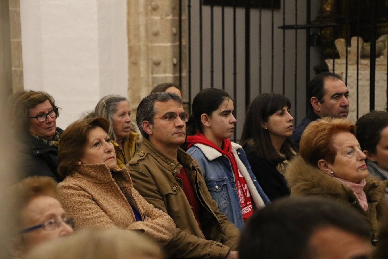 El templo parroquial de San Bartolomé ha reabierto, esta tarde, sus puertas después de varios meses de restauración. La Eucaristía ha sido oficiada por Celso Morga, Arzobispo de la Archidiócesis Mérida-Badajoz, quien ha señalado que «tenéis un patrimonio inmenso. Conservarlo y embellecerlo no es fácil, sin embargo, lo habéis hecho y os agradezco que hayáis trabajado sin ahorrar esfuerzos». Por su parte, Antonio María Rejano, párroco del municipio, ha agradecido, también, a todas y cada una de las personas que, mañana y tarde, han trabajo con ilusión y esfuerzo para que esta reapertura sea posible, «Jerez se merece esto y mucho más, por eso, os agradezco vuestra generosidad de tiempo y trabajo. Aunque aún quedan aspectos que pulir, todo se ha hecho con mucho cariño: la iluminación, las ventanas, los bancos, los vinilos, la pintura, el acondicionamiento de la torre...». Así, Rejano ha vuelto a subrayar que «debemos sentirnos orgullosos de ser como somos y querer un Jerez mejor». Por último, ha anunciado que, en breve, la torre se hará visitable para que propios y foráneos contemplen Jerez desde las alturas.