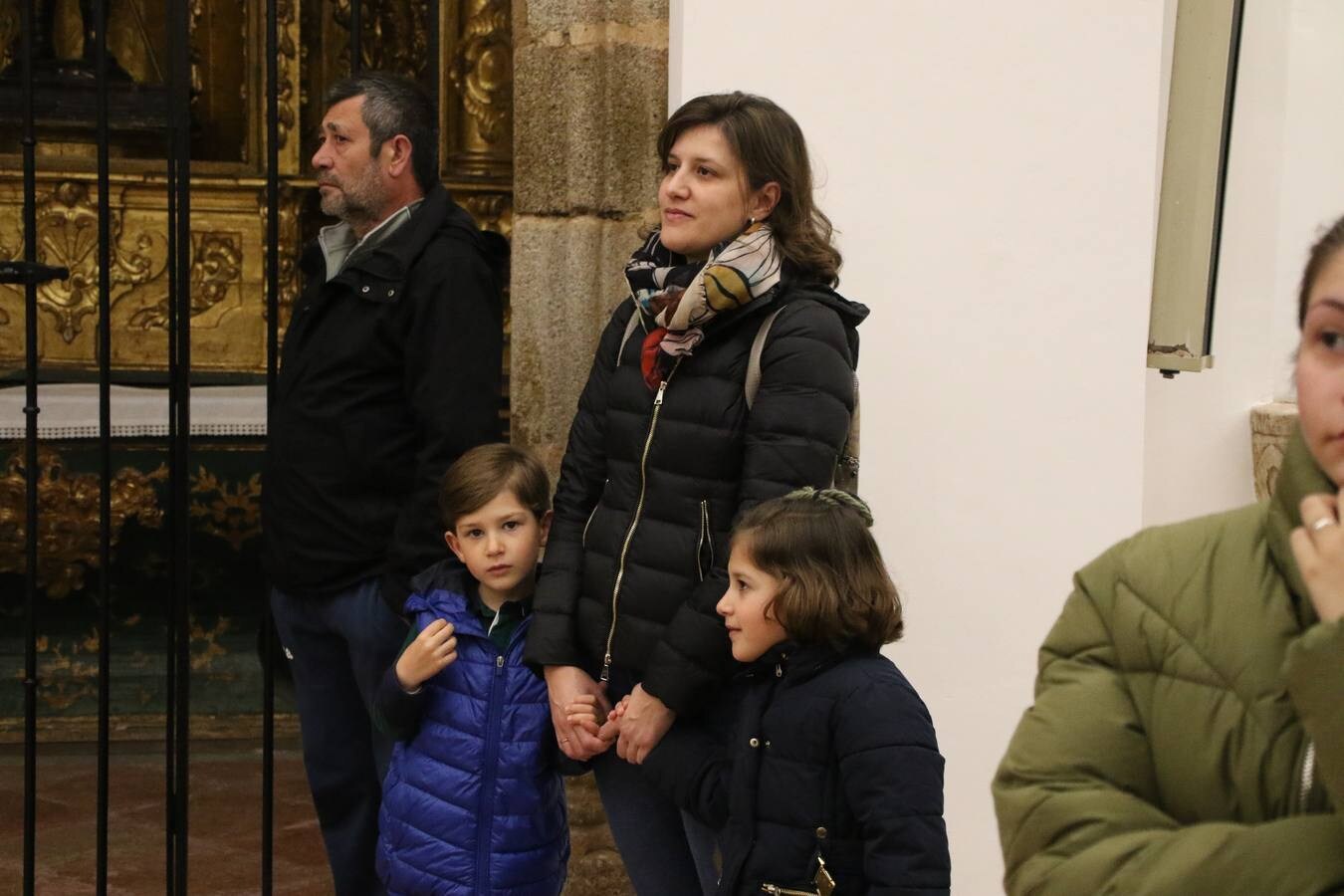 El templo parroquial de San Bartolomé ha reabierto, esta tarde, sus puertas después de varios meses de restauración. La Eucaristía ha sido oficiada por Celso Morga, Arzobispo de la Archidiócesis Mérida-Badajoz, quien ha señalado que «tenéis un patrimonio inmenso. Conservarlo y embellecerlo no es fácil, sin embargo, lo habéis hecho y os agradezco que hayáis trabajado sin ahorrar esfuerzos». Por su parte, Antonio María Rejano, párroco del municipio, ha agradecido, también, a todas y cada una de las personas que, mañana y tarde, han trabajo con ilusión y esfuerzo para que esta reapertura sea posible, «Jerez se merece esto y mucho más, por eso, os agradezco vuestra generosidad de tiempo y trabajo. Aunque aún quedan aspectos que pulir, todo se ha hecho con mucho cariño: la iluminación, las ventanas, los bancos, los vinilos, la pintura, el acondicionamiento de la torre...». Así, Rejano ha vuelto a subrayar que «debemos sentirnos orgullosos de ser como somos y querer un Jerez mejor». Por último, ha anunciado que, en breve, la torre se hará visitable para que propios y foráneos contemplen Jerez desde las alturas.