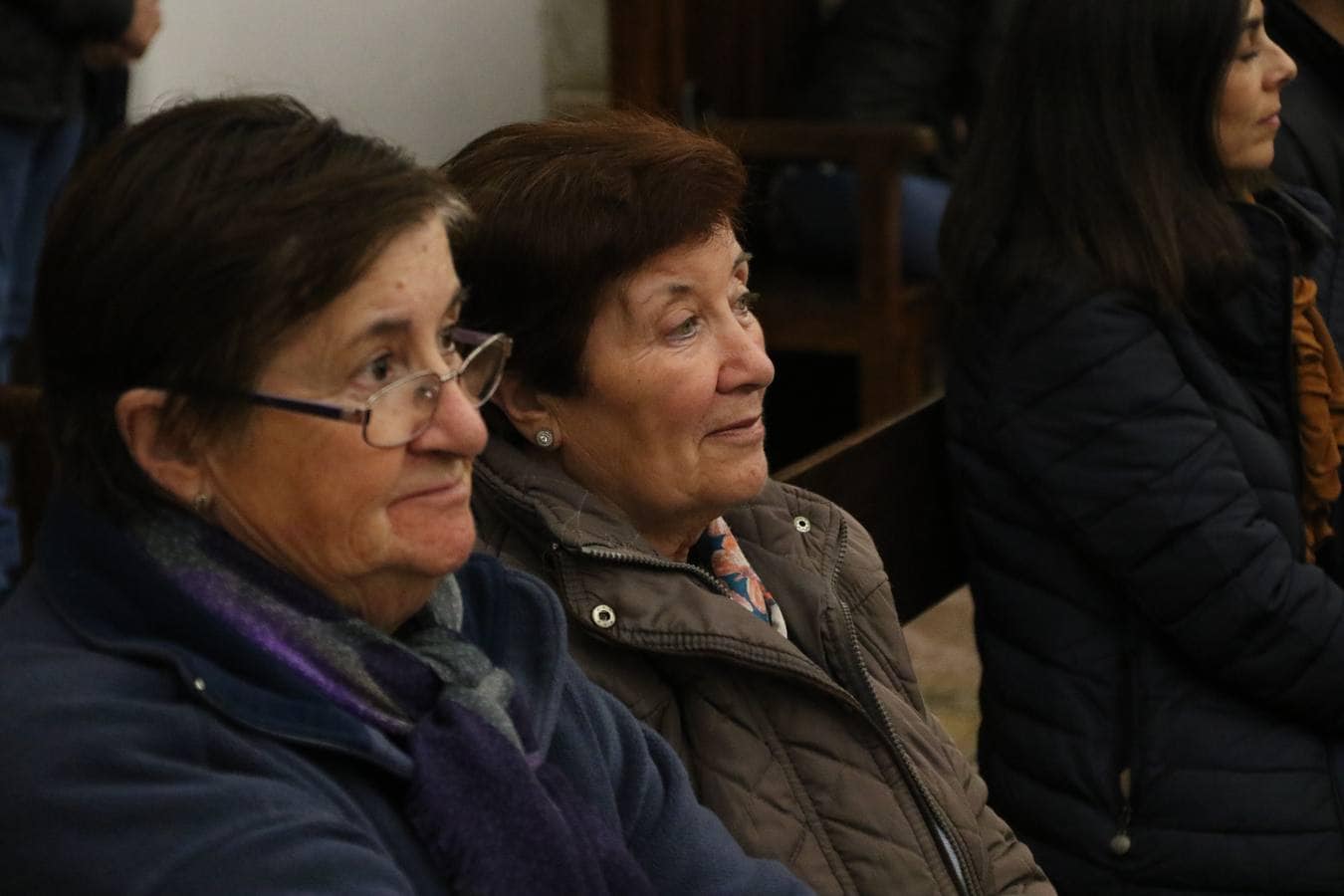 El templo parroquial de San Bartolomé ha reabierto, esta tarde, sus puertas después de varios meses de restauración. La Eucaristía ha sido oficiada por Celso Morga, Arzobispo de la Archidiócesis Mérida-Badajoz, quien ha señalado que «tenéis un patrimonio inmenso. Conservarlo y embellecerlo no es fácil, sin embargo, lo habéis hecho y os agradezco que hayáis trabajado sin ahorrar esfuerzos». Por su parte, Antonio María Rejano, párroco del municipio, ha agradecido, también, a todas y cada una de las personas que, mañana y tarde, han trabajo con ilusión y esfuerzo para que esta reapertura sea posible, «Jerez se merece esto y mucho más, por eso, os agradezco vuestra generosidad de tiempo y trabajo. Aunque aún quedan aspectos que pulir, todo se ha hecho con mucho cariño: la iluminación, las ventanas, los bancos, los vinilos, la pintura, el acondicionamiento de la torre...». Así, Rejano ha vuelto a subrayar que «debemos sentirnos orgullosos de ser como somos y querer un Jerez mejor». Por último, ha anunciado que, en breve, la torre se hará visitable para que propios y foráneos contemplen Jerez desde las alturas.