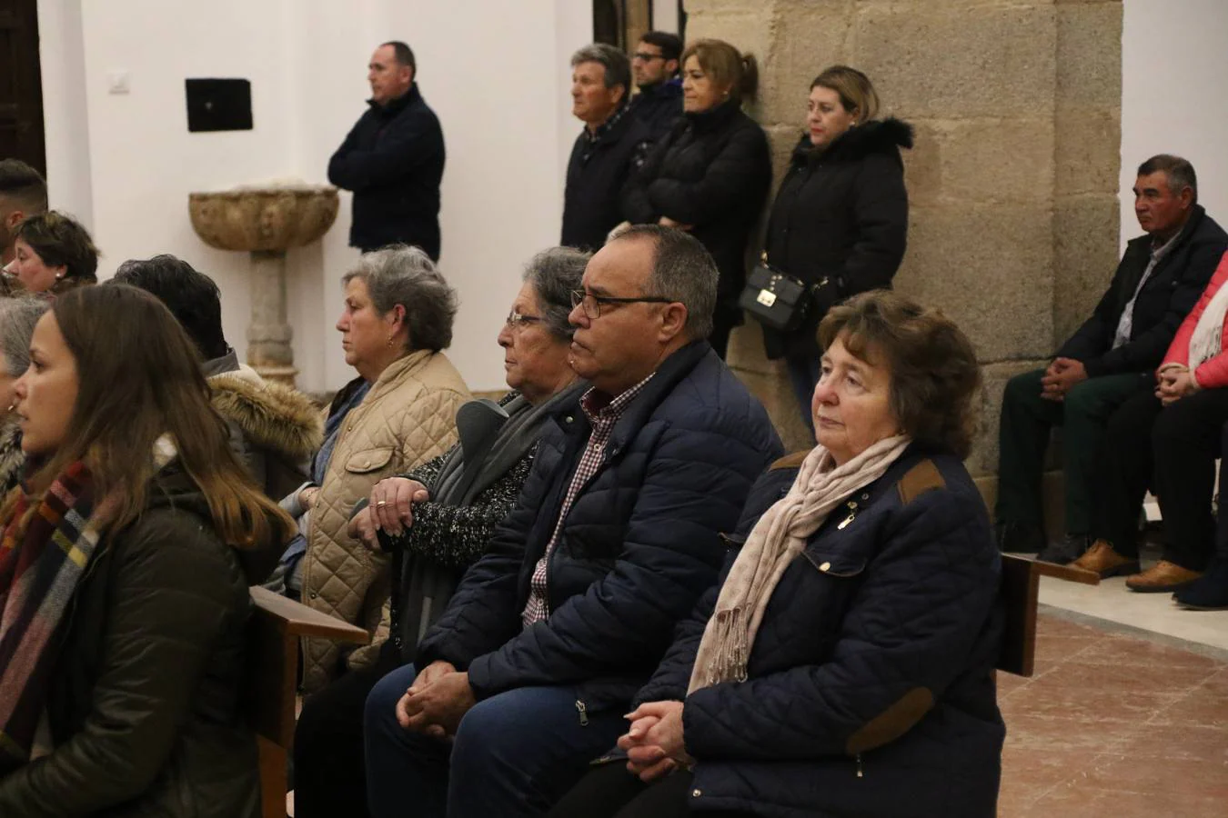 El templo parroquial de San Bartolomé ha reabierto, esta tarde, sus puertas después de varios meses de restauración. La Eucaristía ha sido oficiada por Celso Morga, Arzobispo de la Archidiócesis Mérida-Badajoz, quien ha señalado que «tenéis un patrimonio inmenso. Conservarlo y embellecerlo no es fácil, sin embargo, lo habéis hecho y os agradezco que hayáis trabajado sin ahorrar esfuerzos». Por su parte, Antonio María Rejano, párroco del municipio, ha agradecido, también, a todas y cada una de las personas que, mañana y tarde, han trabajo con ilusión y esfuerzo para que esta reapertura sea posible, «Jerez se merece esto y mucho más, por eso, os agradezco vuestra generosidad de tiempo y trabajo. Aunque aún quedan aspectos que pulir, todo se ha hecho con mucho cariño: la iluminación, las ventanas, los bancos, los vinilos, la pintura, el acondicionamiento de la torre...». Así, Rejano ha vuelto a subrayar que «debemos sentirnos orgullosos de ser como somos y querer un Jerez mejor». Por último, ha anunciado que, en breve, la torre se hará visitable para que propios y foráneos contemplen Jerez desde las alturas.