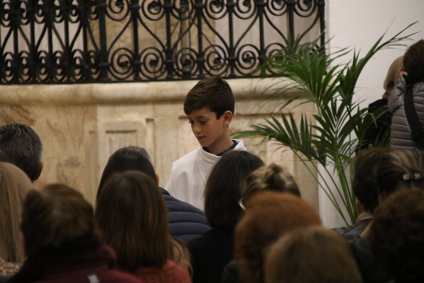 El templo parroquial de San Bartolomé ha reabierto, esta tarde, sus puertas después de varios meses de restauración. La Eucaristía ha sido oficiada por Celso Morga, Arzobispo de la Archidiócesis Mérida-Badajoz, quien ha señalado que «tenéis un patrimonio inmenso. Conservarlo y embellecerlo no es fácil, sin embargo, lo habéis hecho y os agradezco que hayáis trabajado sin ahorrar esfuerzos». Por su parte, Antonio María Rejano, párroco del municipio, ha agradecido, también, a todas y cada una de las personas que, mañana y tarde, han trabajo con ilusión y esfuerzo para que esta reapertura sea posible, «Jerez se merece esto y mucho más, por eso, os agradezco vuestra generosidad de tiempo y trabajo. Aunque aún quedan aspectos que pulir, todo se ha hecho con mucho cariño: la iluminación, las ventanas, los bancos, los vinilos, la pintura, el acondicionamiento de la torre...». Así, Rejano ha vuelto a subrayar que «debemos sentirnos orgullosos de ser como somos y querer un Jerez mejor». Por último, ha anunciado que, en breve, la torre se hará visitable para que propios y foráneos contemplen Jerez desde las alturas.