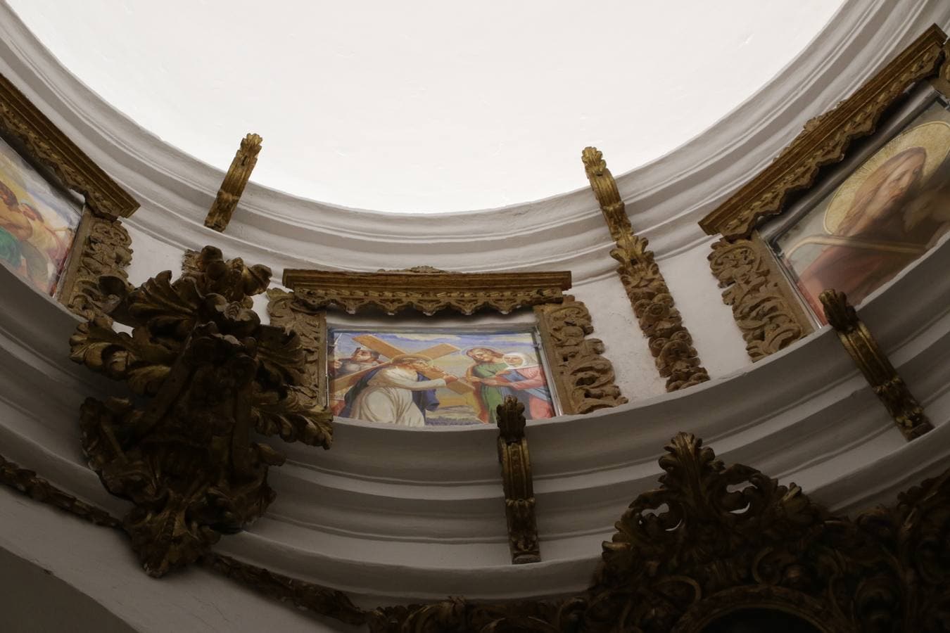 El templo parroquial de San Bartolomé ha reabierto, esta tarde, sus puertas después de varios meses de restauración. La Eucaristía ha sido oficiada por Celso Morga, Arzobispo de la Archidiócesis Mérida-Badajoz, quien ha señalado que «tenéis un patrimonio inmenso. Conservarlo y embellecerlo no es fácil, sin embargo, lo habéis hecho y os agradezco que hayáis trabajado sin ahorrar esfuerzos». Por su parte, Antonio María Rejano, párroco del municipio, ha agradecido, también, a todas y cada una de las personas que, mañana y tarde, han trabajo con ilusión y esfuerzo para que esta reapertura sea posible, «Jerez se merece esto y mucho más, por eso, os agradezco vuestra generosidad de tiempo y trabajo. Aunque aún quedan aspectos que pulir, todo se ha hecho con mucho cariño: la iluminación, las ventanas, los bancos, los vinilos, la pintura, el acondicionamiento de la torre...». Así, Rejano ha vuelto a subrayar que «debemos sentirnos orgullosos de ser como somos y querer un Jerez mejor». Por último, ha anunciado que, en breve, la torre se hará visitable para que propios y foráneos contemplen Jerez desde las alturas.