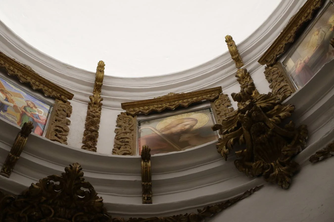 El templo parroquial de San Bartolomé ha reabierto, esta tarde, sus puertas después de varios meses de restauración. La Eucaristía ha sido oficiada por Celso Morga, Arzobispo de la Archidiócesis Mérida-Badajoz, quien ha señalado que «tenéis un patrimonio inmenso. Conservarlo y embellecerlo no es fácil, sin embargo, lo habéis hecho y os agradezco que hayáis trabajado sin ahorrar esfuerzos». Por su parte, Antonio María Rejano, párroco del municipio, ha agradecido, también, a todas y cada una de las personas que, mañana y tarde, han trabajo con ilusión y esfuerzo para que esta reapertura sea posible, «Jerez se merece esto y mucho más, por eso, os agradezco vuestra generosidad de tiempo y trabajo. Aunque aún quedan aspectos que pulir, todo se ha hecho con mucho cariño: la iluminación, las ventanas, los bancos, los vinilos, la pintura, el acondicionamiento de la torre...». Así, Rejano ha vuelto a subrayar que «debemos sentirnos orgullosos de ser como somos y querer un Jerez mejor». Por último, ha anunciado que, en breve, la torre se hará visitable para que propios y foráneos contemplen Jerez desde las alturas.