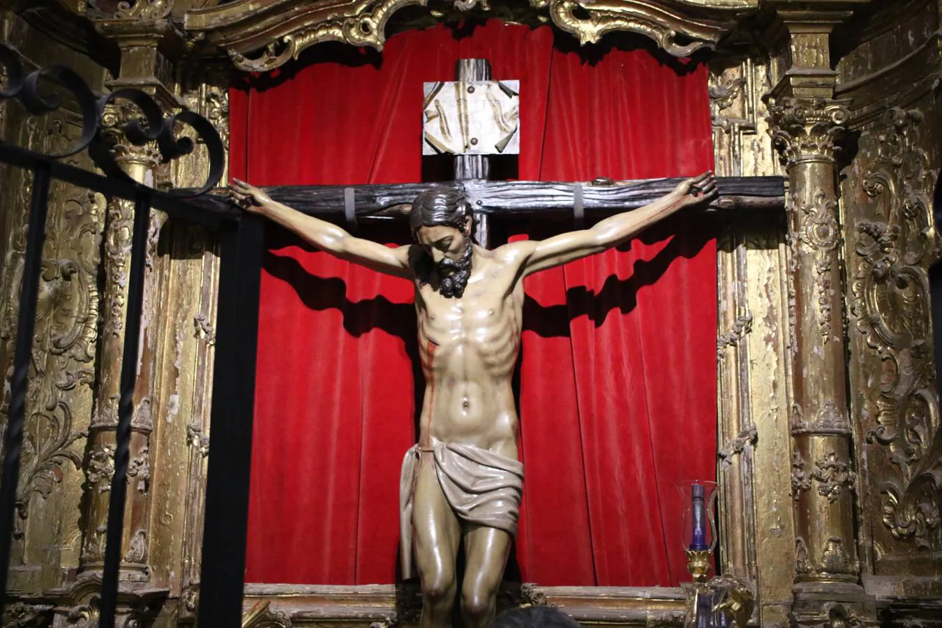 El templo parroquial de San Bartolomé ha reabierto, esta tarde, sus puertas después de varios meses de restauración. La Eucaristía ha sido oficiada por Celso Morga, Arzobispo de la Archidiócesis Mérida-Badajoz, quien ha señalado que «tenéis un patrimonio inmenso. Conservarlo y embellecerlo no es fácil, sin embargo, lo habéis hecho y os agradezco que hayáis trabajado sin ahorrar esfuerzos». Por su parte, Antonio María Rejano, párroco del municipio, ha agradecido, también, a todas y cada una de las personas que, mañana y tarde, han trabajo con ilusión y esfuerzo para que esta reapertura sea posible, «Jerez se merece esto y mucho más, por eso, os agradezco vuestra generosidad de tiempo y trabajo. Aunque aún quedan aspectos que pulir, todo se ha hecho con mucho cariño: la iluminación, las ventanas, los bancos, los vinilos, la pintura, el acondicionamiento de la torre...». Así, Rejano ha vuelto a subrayar que «debemos sentirnos orgullosos de ser como somos y querer un Jerez mejor». Por último, ha anunciado que, en breve, la torre se hará visitable para que propios y foráneos contemplen Jerez desde las alturas.