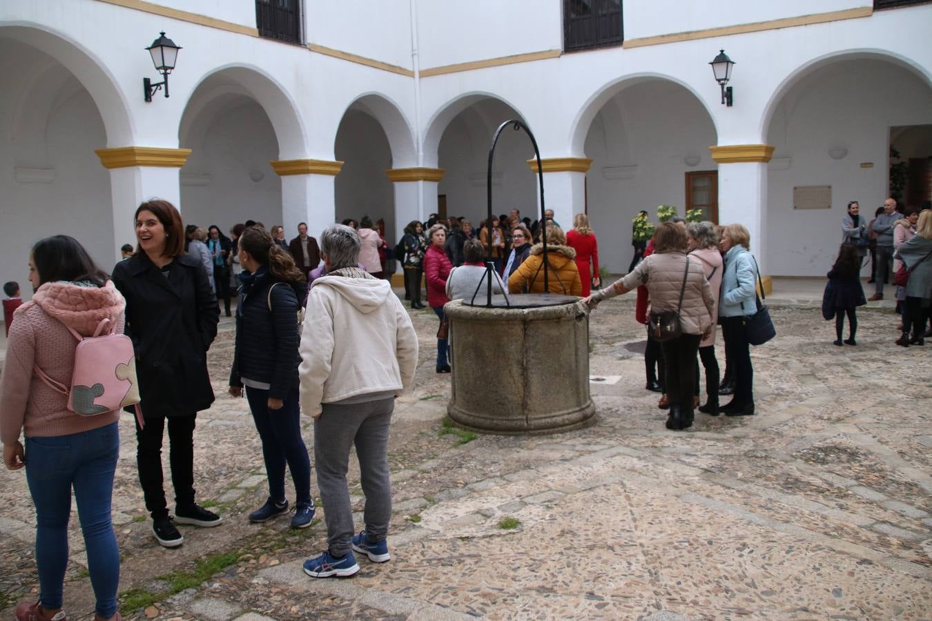 La Asociación de Mujeres Progresistas 'Felisa Tanco' inauguró, ayer, la exposición fotográfica 'Abuelas en movimiento. Instinto vital', enmarcada en los actos conmemorativos del Día Internacional de la Mujer, que se celebra hoy. Una exposición que tiene como objetivo poner en valor el papel que las abuelas juegan en la actualidad y la aportación que está teniendo en la sociedad y en la familia.