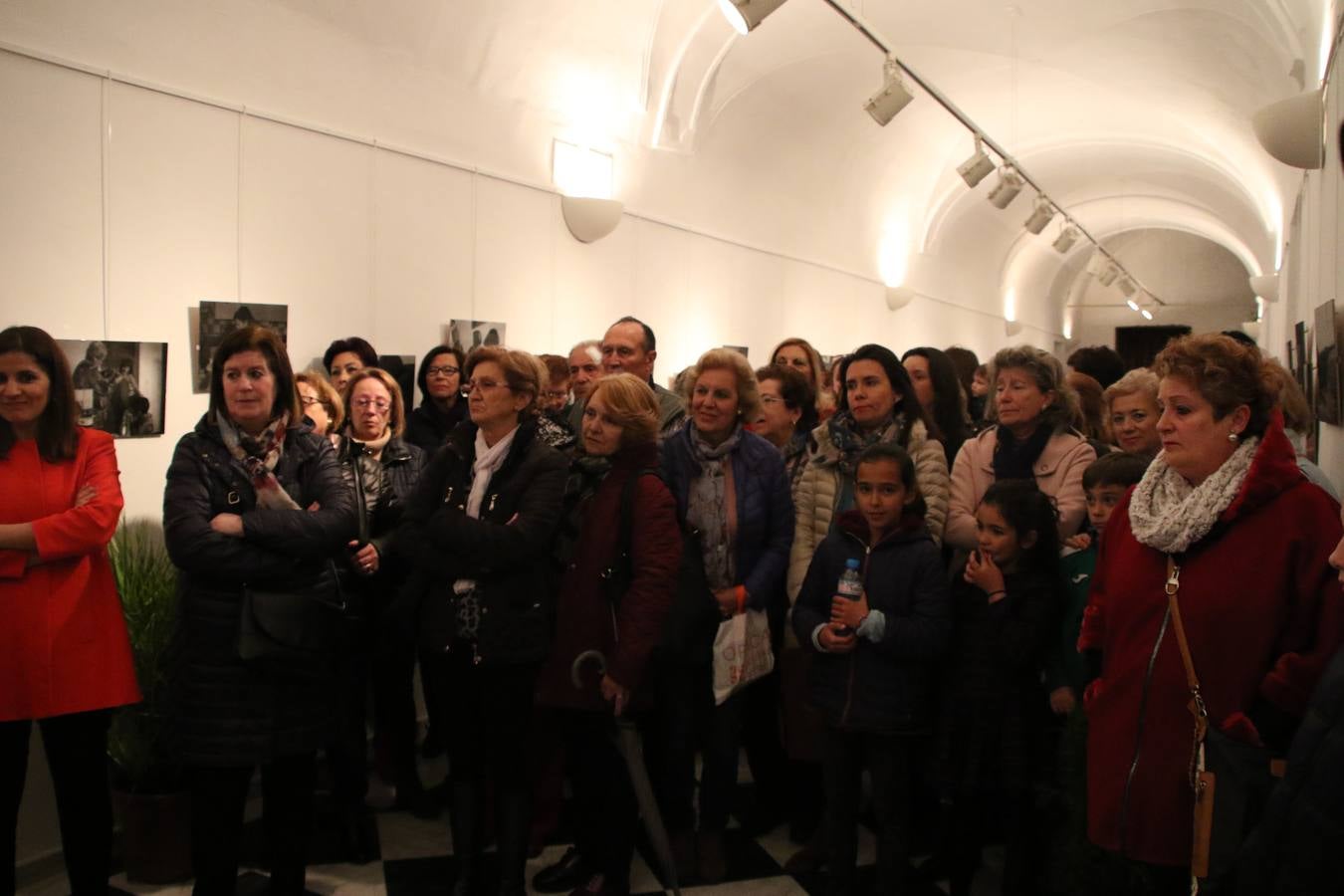 La Asociación de Mujeres Progresistas 'Felisa Tanco' inauguró, ayer, la exposición fotográfica 'Abuelas en movimiento. Instinto vital', enmarcada en los actos conmemorativos del Día Internacional de la Mujer, que se celebra hoy. Una exposición que tiene como objetivo poner en valor el papel que las abuelas juegan en la actualidad y la aportación que está teniendo en la sociedad y en la familia.