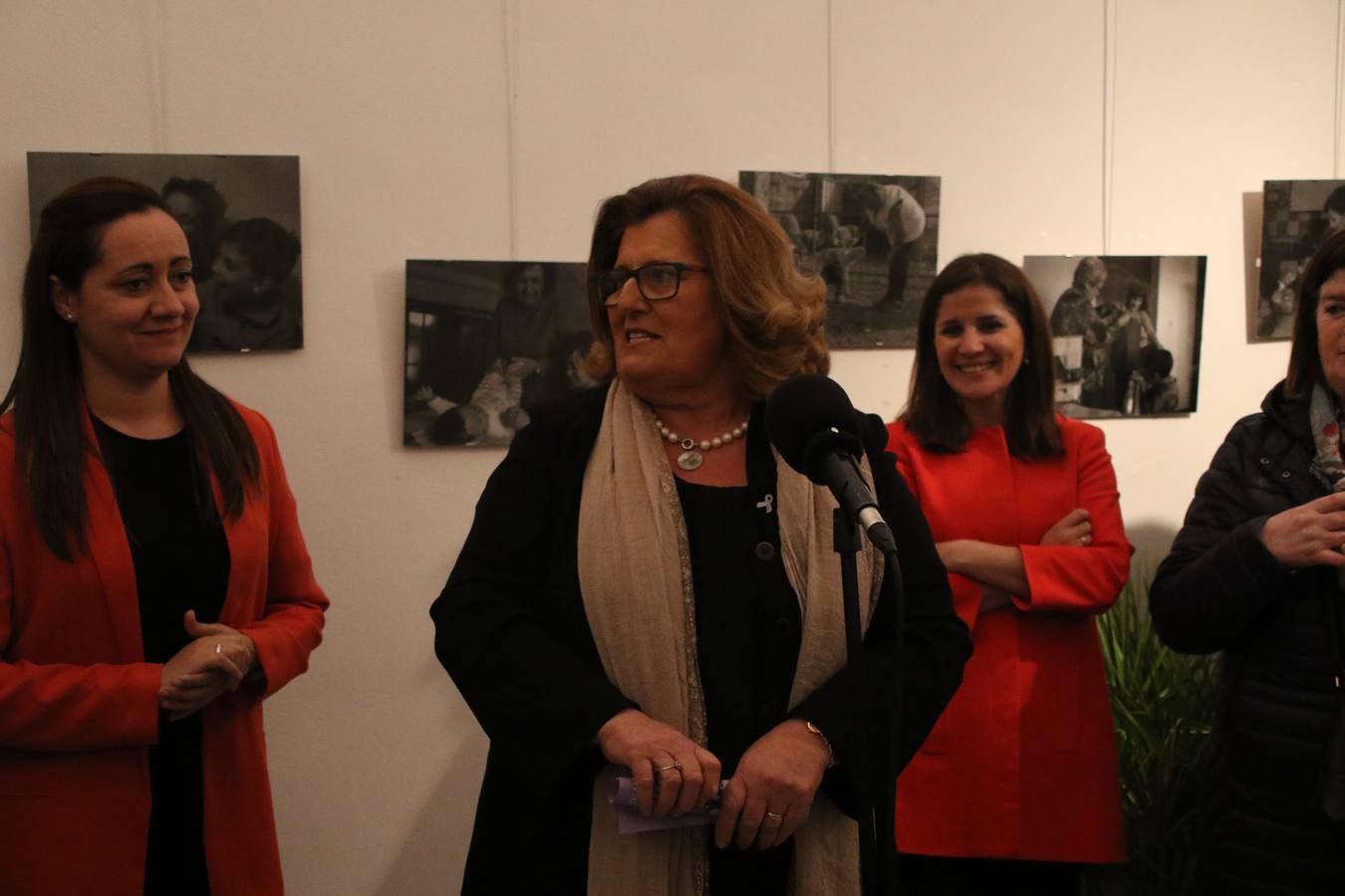 La Asociación de Mujeres Progresistas 'Felisa Tanco' inauguró, ayer, la exposición fotográfica 'Abuelas en movimiento. Instinto vital', enmarcada en los actos conmemorativos del Día Internacional de la Mujer, que se celebra hoy. Una exposición que tiene como objetivo poner en valor el papel que las abuelas juegan en la actualidad y la aportación que está teniendo en la sociedad y en la familia.