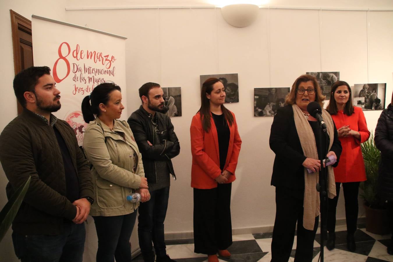 La Asociación de Mujeres Progresistas 'Felisa Tanco' inauguró, ayer, la exposición fotográfica 'Abuelas en movimiento. Instinto vital', enmarcada en los actos conmemorativos del Día Internacional de la Mujer, que se celebra hoy. Una exposición que tiene como objetivo poner en valor el papel que las abuelas juegan en la actualidad y la aportación que está teniendo en la sociedad y en la familia.