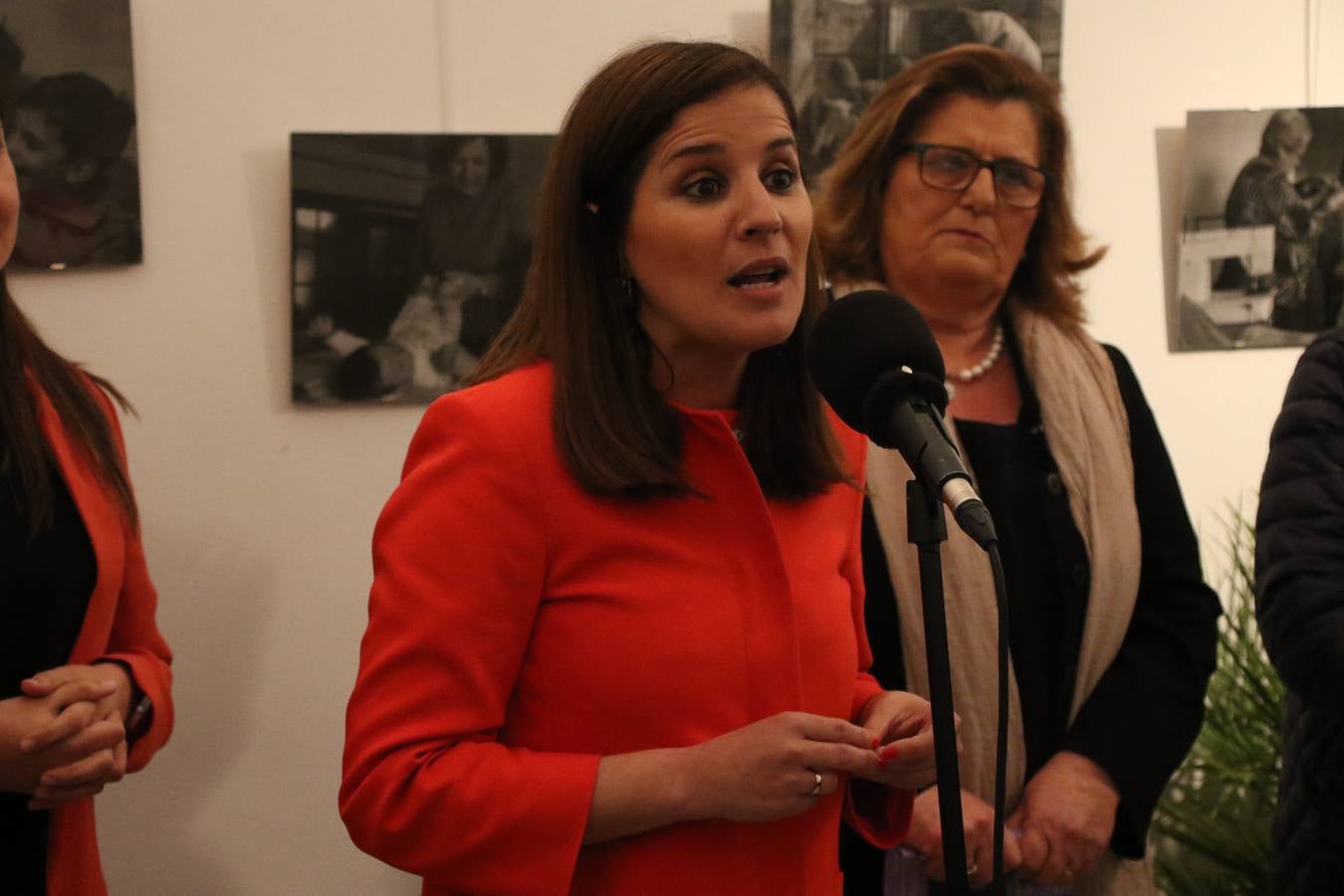 La Asociación de Mujeres Progresistas 'Felisa Tanco' inauguró, ayer, la exposición fotográfica 'Abuelas en movimiento. Instinto vital', enmarcada en los actos conmemorativos del Día Internacional de la Mujer, que se celebra hoy. Una exposición que tiene como objetivo poner en valor el papel que las abuelas juegan en la actualidad y la aportación que está teniendo en la sociedad y en la familia.
