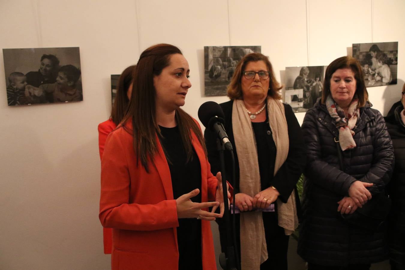 La Asociación de Mujeres Progresistas 'Felisa Tanco' inauguró, ayer, la exposición fotográfica 'Abuelas en movimiento. Instinto vital', enmarcada en los actos conmemorativos del Día Internacional de la Mujer, que se celebra hoy. Una exposición que tiene como objetivo poner en valor el papel que las abuelas juegan en la actualidad y la aportación que está teniendo en la sociedad y en la familia.