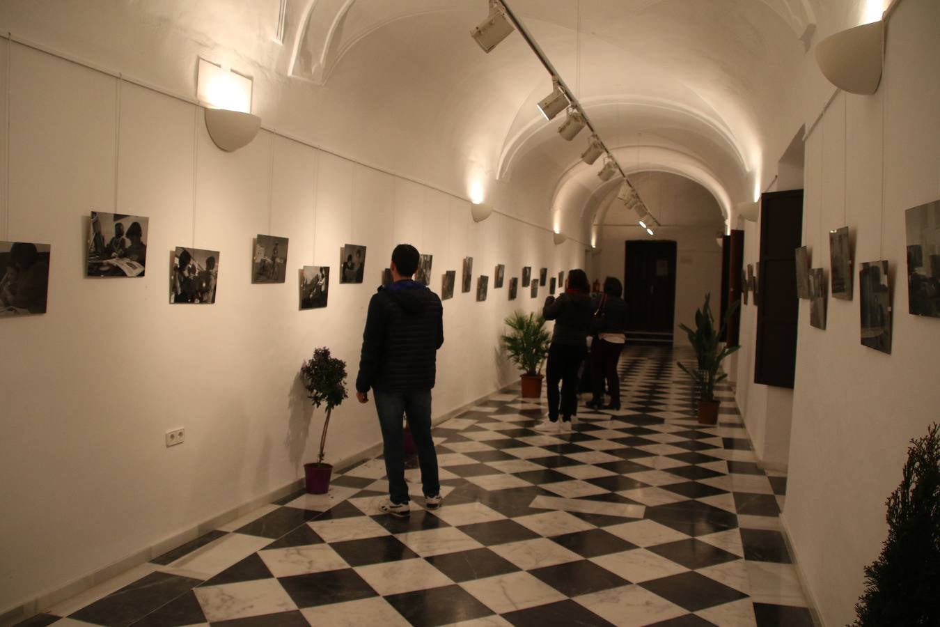 La Asociación de Mujeres Progresistas 'Felisa Tanco' inauguró, ayer, la exposición fotográfica 'Abuelas en movimiento. Instinto vital', enmarcada en los actos conmemorativos del Día Internacional de la Mujer, que se celebra hoy. Una exposición que tiene como objetivo poner en valor el papel que las abuelas juegan en la actualidad y la aportación que está teniendo en la sociedad y en la familia.