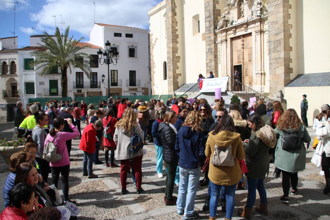 Jerez de los Caballeros ha conmemorado, esta mañana, el Día Internacional de la Mujer con un paro y una concentración bajo el lema 'Por un trabajo y una vida digna, yo paro'. La manifestación ha recorrido las calles Vasco Núñez de Balboa, Templarios y Plaza de España bajo los gritos y pancartas de «soy mujer de alas, no de jaulas», «ni una menos», «igualdad» o «valientes, creativas, emprendedoras, apasionadas, intuitivas». Más de un centenar de personas han reivindicado, así, los derechos de las mujeres. 