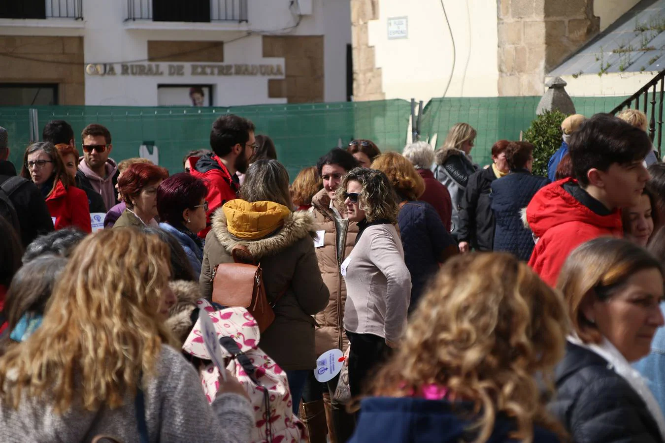 Jerez de los Caballeros ha conmemorado, esta mañana, el Día Internacional de la Mujer con un paro y una concentración bajo el lema 'Por un trabajo y una vida digna, yo paro'. La manifestación ha recorrido las calles Vasco Núñez de Balboa, Templarios y Plaza de España bajo los gritos y pancartas de «soy mujer de alas, no de jaulas», «ni una menos», «igualdad» o «valientes, creativas, emprendedoras, apasionadas, intuitivas». Más de un centenar de personas han reivindicado, así, los derechos de las mujeres. 