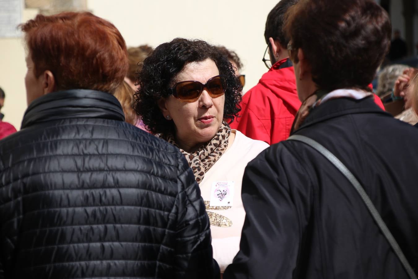 Jerez de los Caballeros ha conmemorado, esta mañana, el Día Internacional de la Mujer con un paro y una concentración bajo el lema 'Por un trabajo y una vida digna, yo paro'. La manifestación ha recorrido las calles Vasco Núñez de Balboa, Templarios y Plaza de España bajo los gritos y pancartas de «soy mujer de alas, no de jaulas», «ni una menos», «igualdad» o «valientes, creativas, emprendedoras, apasionadas, intuitivas». Más de un centenar de personas han reivindicado, así, los derechos de las mujeres. 