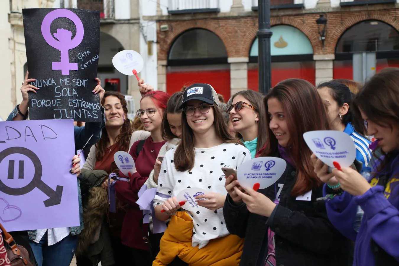 Jerez de los Caballeros ha conmemorado, esta mañana, el Día Internacional de la Mujer con un paro y una concentración bajo el lema 'Por un trabajo y una vida digna, yo paro'. La manifestación ha recorrido las calles Vasco Núñez de Balboa, Templarios y Plaza de España bajo los gritos y pancartas de «soy mujer de alas, no de jaulas», «ni una menos», «igualdad» o «valientes, creativas, emprendedoras, apasionadas, intuitivas». Más de un centenar de personas han reivindicado, así, los derechos de las mujeres. 