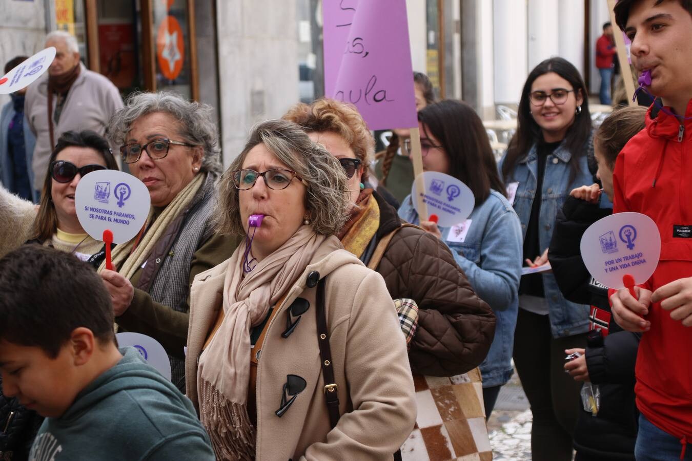 Jerez de los Caballeros ha conmemorado, esta mañana, el Día Internacional de la Mujer con un paro y una concentración bajo el lema 'Por un trabajo y una vida digna, yo paro'. La manifestación ha recorrido las calles Vasco Núñez de Balboa, Templarios y Plaza de España bajo los gritos y pancartas de «soy mujer de alas, no de jaulas», «ni una menos», «igualdad» o «valientes, creativas, emprendedoras, apasionadas, intuitivas». Más de un centenar de personas han reivindicado, así, los derechos de las mujeres. 