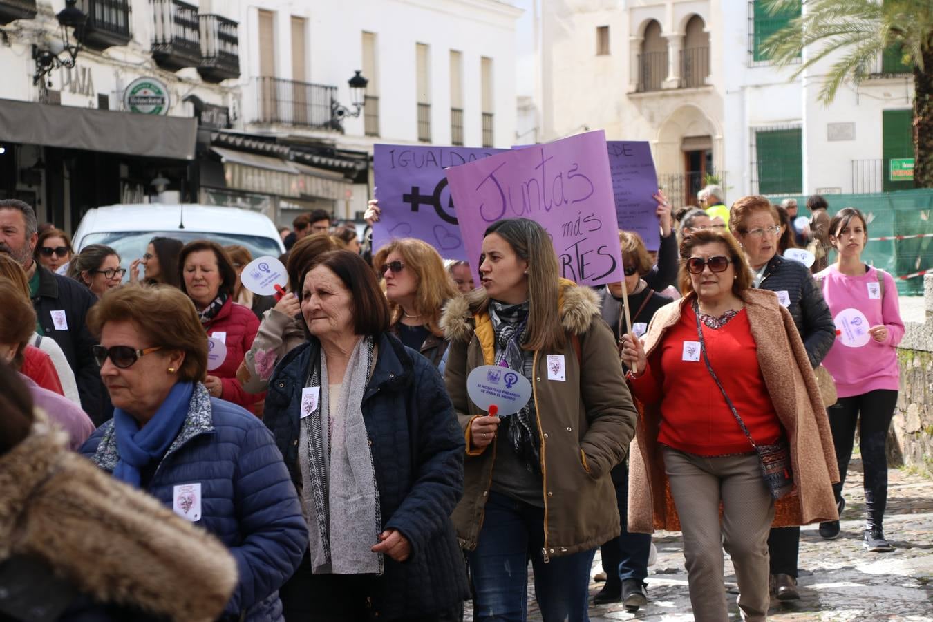 Jerez de los Caballeros ha conmemorado, esta mañana, el Día Internacional de la Mujer con un paro y una concentración bajo el lema 'Por un trabajo y una vida digna, yo paro'. La manifestación ha recorrido las calles Vasco Núñez de Balboa, Templarios y Plaza de España bajo los gritos y pancartas de «soy mujer de alas, no de jaulas», «ni una menos», «igualdad» o «valientes, creativas, emprendedoras, apasionadas, intuitivas». Más de un centenar de personas han reivindicado, así, los derechos de las mujeres. 