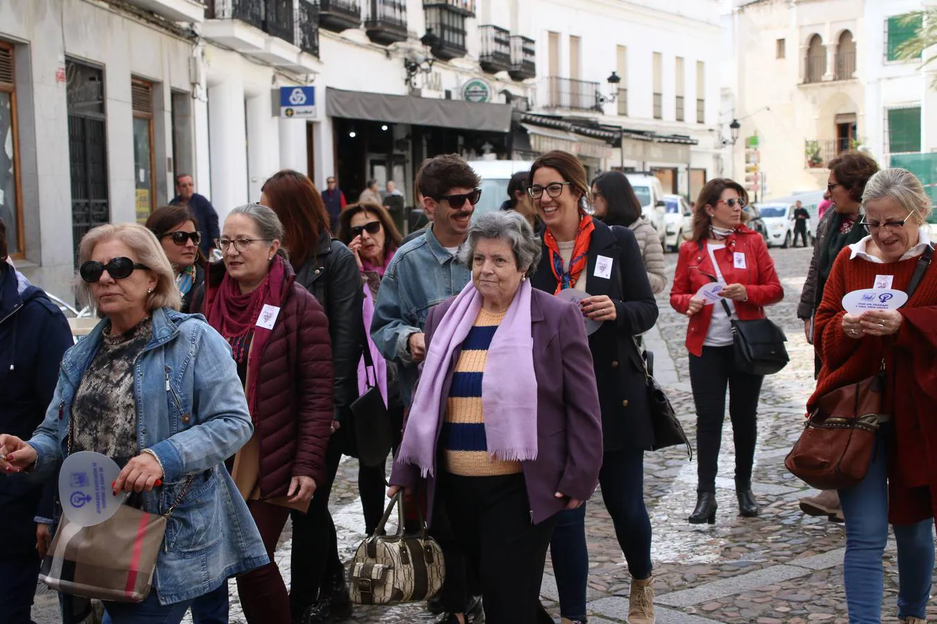 Jerez de los Caballeros ha conmemorado, esta mañana, el Día Internacional de la Mujer con un paro y una concentración bajo el lema 'Por un trabajo y una vida digna, yo paro'. La manifestación ha recorrido las calles Vasco Núñez de Balboa, Templarios y Plaza de España bajo los gritos y pancartas de «soy mujer de alas, no de jaulas», «ni una menos», «igualdad» o «valientes, creativas, emprendedoras, apasionadas, intuitivas». Más de un centenar de personas han reivindicado, así, los derechos de las mujeres. 