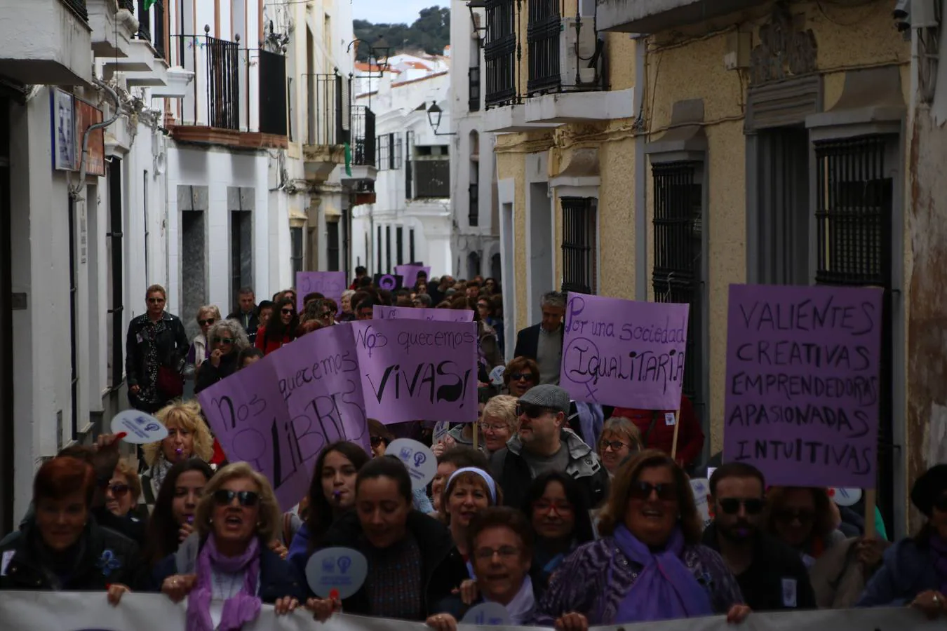 Jerez de los Caballeros ha conmemorado, esta mañana, el Día Internacional de la Mujer con un paro y una concentración bajo el lema 'Por un trabajo y una vida digna, yo paro'. La manifestación ha recorrido las calles Vasco Núñez de Balboa, Templarios y Plaza de España bajo los gritos y pancartas de «soy mujer de alas, no de jaulas», «ni una menos», «igualdad» o «valientes, creativas, emprendedoras, apasionadas, intuitivas». Más de un centenar de personas han reivindicado, así, los derechos de las mujeres. 