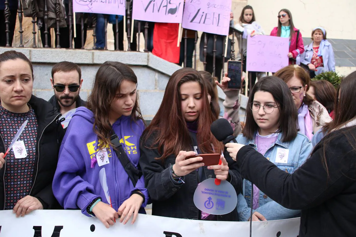 Jerez de los Caballeros ha conmemorado, esta mañana, el Día Internacional de la Mujer con un paro y una concentración bajo el lema 'Por un trabajo y una vida digna, yo paro'. La manifestación ha recorrido las calles Vasco Núñez de Balboa, Templarios y Plaza de España bajo los gritos y pancartas de «soy mujer de alas, no de jaulas», «ni una menos», «igualdad» o «valientes, creativas, emprendedoras, apasionadas, intuitivas». Más de un centenar de personas han reivindicado, así, los derechos de las mujeres. 