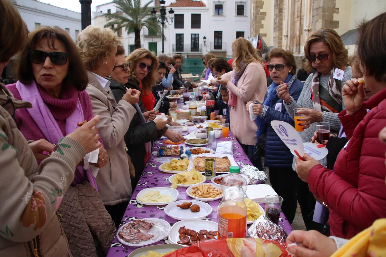 Jerez de los Caballeros ha conmemorado, esta mañana, el Día Internacional de la Mujer con un paro y una concentración bajo el lema 'Por un trabajo y una vida digna, yo paro'. La manifestación ha recorrido las calles Vasco Núñez de Balboa, Templarios y Plaza de España bajo los gritos y pancartas de «soy mujer de alas, no de jaulas», «ni una menos», «igualdad» o «valientes, creativas, emprendedoras, apasionadas, intuitivas». Más de un centenar de personas han reivindicado, así, los derechos de las mujeres. 