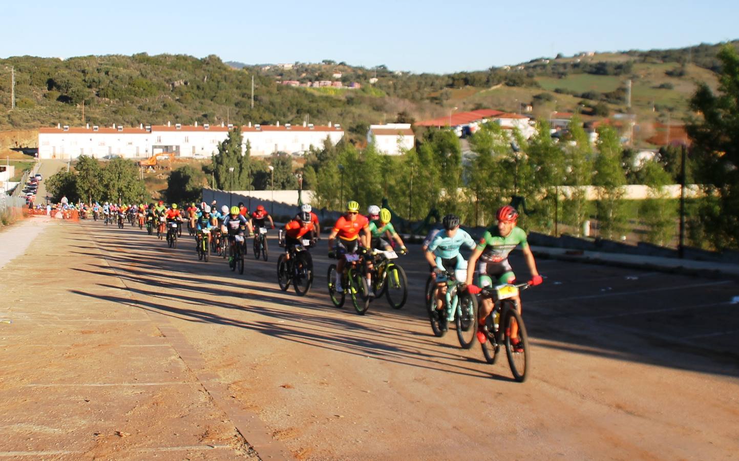 Sensacional jornada en torno al deporte del ciclismo la vivida este domingo, 10 de marzo, en Jerez de los Caballeros con la celebración del VII Maratón templario organizado por el Club ciclista de esta ciudad, con el que se ha dado continuidad a un Open de España de Maratón, que arrancó hace un mes con la VI Vuelta a Córdoba BTT.Miguel Muñoz y Lara Lois, acudían como líderes en la categoría élite tras ser los mejores en la primera cita y en esta prueba, han finalizado cuarto y primera de la general, respectivamente. José Márquez Granado (Quillo Márquez) ha sido el vencedor de la Maratón con un recorrido de 83 kilómetros por el bello entorno de dehesas de Jerez y la comarcar suroeste de Extremadura y con más de 2.000 metros de desnivel acumulado; seguido de Alejandro Díaz de la Peña y José Luis Carrasco Gámez. Agnieta Francke ha sido segunda de la general. En cuanto a los locales, Rafael García Barragán ha sido el primer jerezano de la Maratón en llegar a meta seguido de Ramón Pérez Guerrero y José Ángel González Pérez.El vencedor de la Ruta cicloturista, de 50 kilómetros, ha sido Alberto Cuevas Sánchez, seguido de Antonio Linares Paredes y Pablo Alpiste Quijada.