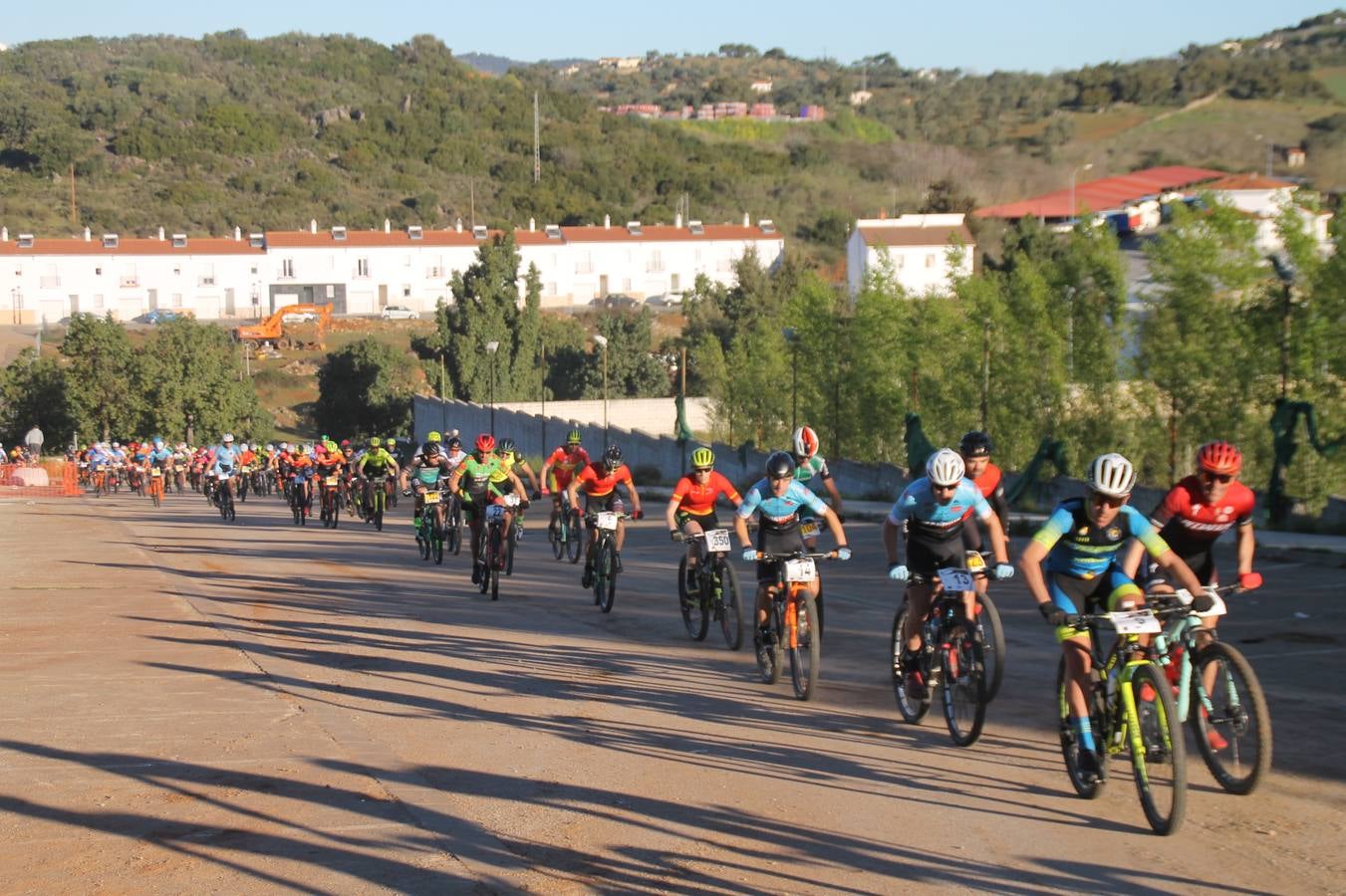 Sensacional jornada en torno al deporte del ciclismo la vivida este domingo, 10 de marzo, en Jerez de los Caballeros con la celebración del VII Maratón templario organizado por el Club ciclista de esta ciudad, con el que se ha dado continuidad a un Open de España de Maratón, que arrancó hace un mes con la VI Vuelta a Córdoba BTT.Miguel Muñoz y Lara Lois, acudían como líderes en la categoría élite tras ser los mejores en la primera cita y en esta prueba, han finalizado cuarto y primera de la general, respectivamente. José Márquez Granado (Quillo Márquez) ha sido el vencedor de la Maratón con un recorrido de 83 kilómetros por el bello entorno de dehesas de Jerez y la comarcar suroeste de Extremadura y con más de 2.000 metros de desnivel acumulado; seguido de Alejandro Díaz de la Peña y José Luis Carrasco Gámez. Agnieta Francke ha sido segunda de la general. En cuanto a los locales, Rafael García Barragán ha sido el primer jerezano de la Maratón en llegar a meta seguido de Ramón Pérez Guerrero y José Ángel González Pérez.El vencedor de la Ruta cicloturista, de 50 kilómetros, ha sido Alberto Cuevas Sánchez, seguido de Antonio Linares Paredes y Pablo Alpiste Quijada.