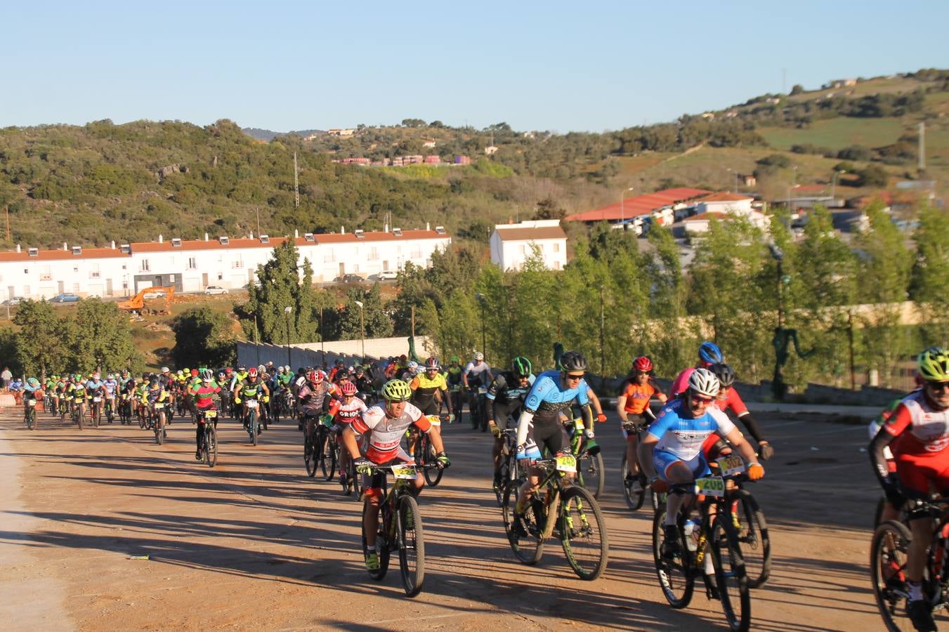 Sensacional jornada en torno al deporte del ciclismo la vivida este domingo, 10 de marzo, en Jerez de los Caballeros con la celebración del VII Maratón templario organizado por el Club ciclista de esta ciudad, con el que se ha dado continuidad a un Open de España de Maratón, que arrancó hace un mes con la VI Vuelta a Córdoba BTT.Miguel Muñoz y Lara Lois, acudían como líderes en la categoría élite tras ser los mejores en la primera cita y en esta prueba, han finalizado cuarto y primera de la general, respectivamente. José Márquez Granado (Quillo Márquez) ha sido el vencedor de la Maratón con un recorrido de 83 kilómetros por el bello entorno de dehesas de Jerez y la comarcar suroeste de Extremadura y con más de 2.000 metros de desnivel acumulado; seguido de Alejandro Díaz de la Peña y José Luis Carrasco Gámez. Agnieta Francke ha sido segunda de la general. En cuanto a los locales, Rafael García Barragán ha sido el primer jerezano de la Maratón en llegar a meta seguido de Ramón Pérez Guerrero y José Ángel González Pérez.El vencedor de la Ruta cicloturista, de 50 kilómetros, ha sido Alberto Cuevas Sánchez, seguido de Antonio Linares Paredes y Pablo Alpiste Quijada.