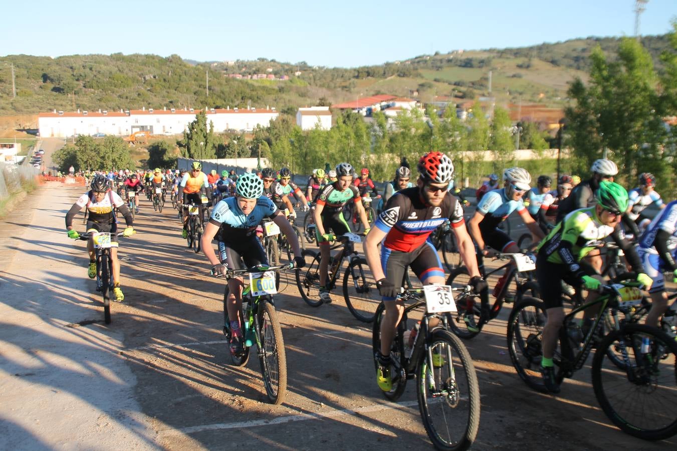 Sensacional jornada en torno al deporte del ciclismo la vivida este domingo, 10 de marzo, en Jerez de los Caballeros con la celebración del VII Maratón templario organizado por el Club ciclista de esta ciudad, con el que se ha dado continuidad a un Open de España de Maratón, que arrancó hace un mes con la VI Vuelta a Córdoba BTT.Miguel Muñoz y Lara Lois, acudían como líderes en la categoría élite tras ser los mejores en la primera cita y en esta prueba, han finalizado cuarto y primera de la general, respectivamente. José Márquez Granado (Quillo Márquez) ha sido el vencedor de la Maratón con un recorrido de 83 kilómetros por el bello entorno de dehesas de Jerez y la comarcar suroeste de Extremadura y con más de 2.000 metros de desnivel acumulado; seguido de Alejandro Díaz de la Peña y José Luis Carrasco Gámez. Agnieta Francke ha sido segunda de la general. En cuanto a los locales, Rafael García Barragán ha sido el primer jerezano de la Maratón en llegar a meta seguido de Ramón Pérez Guerrero y José Ángel González Pérez.El vencedor de la Ruta cicloturista, de 50 kilómetros, ha sido Alberto Cuevas Sánchez, seguido de Antonio Linares Paredes y Pablo Alpiste Quijada.