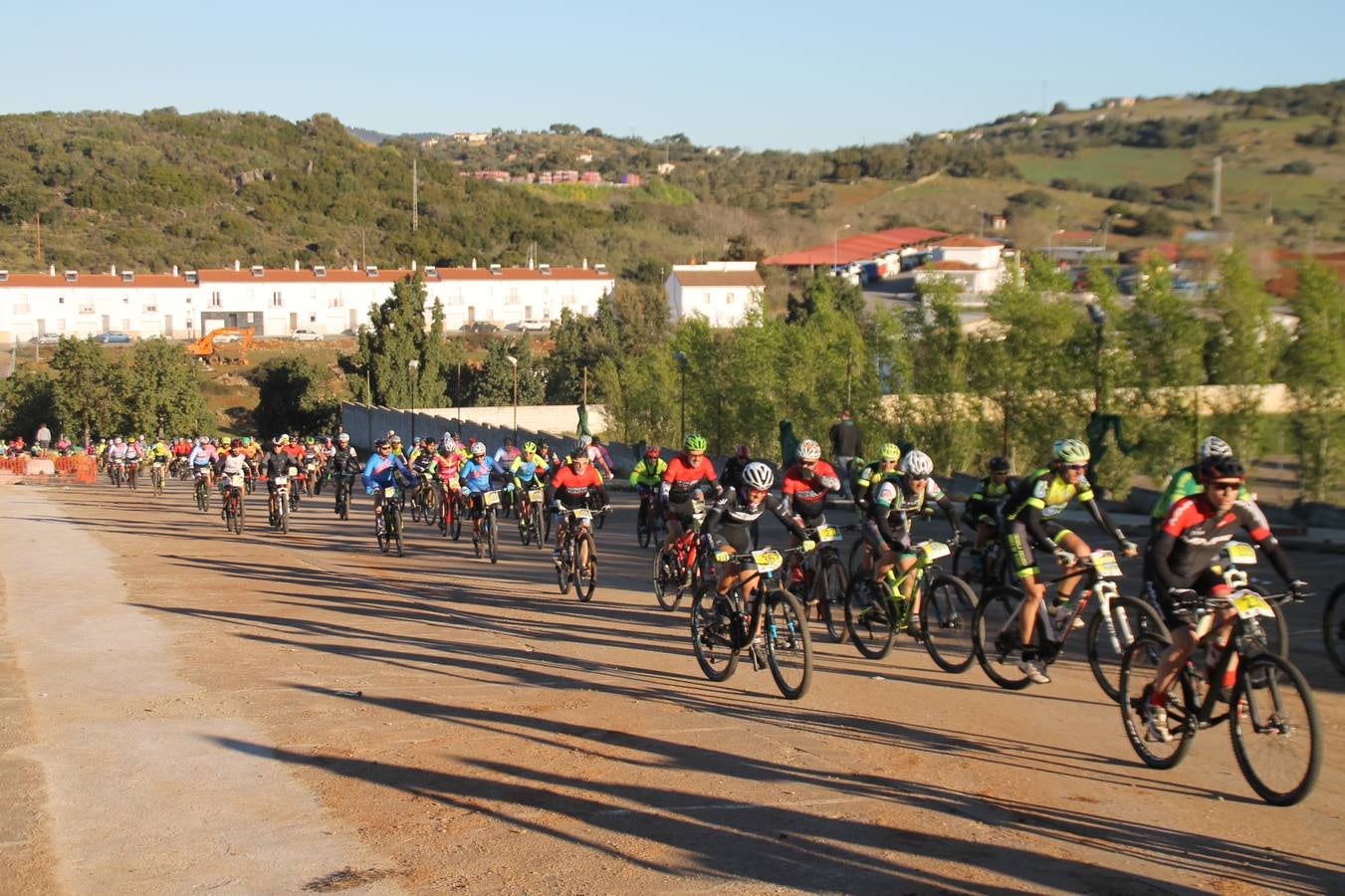Sensacional jornada en torno al deporte del ciclismo la vivida este domingo, 10 de marzo, en Jerez de los Caballeros con la celebración del VII Maratón templario organizado por el Club ciclista de esta ciudad, con el que se ha dado continuidad a un Open de España de Maratón, que arrancó hace un mes con la VI Vuelta a Córdoba BTT.Miguel Muñoz y Lara Lois, acudían como líderes en la categoría élite tras ser los mejores en la primera cita y en esta prueba, han finalizado cuarto y primera de la general, respectivamente. José Márquez Granado (Quillo Márquez) ha sido el vencedor de la Maratón con un recorrido de 83 kilómetros por el bello entorno de dehesas de Jerez y la comarcar suroeste de Extremadura y con más de 2.000 metros de desnivel acumulado; seguido de Alejandro Díaz de la Peña y José Luis Carrasco Gámez. Agnieta Francke ha sido segunda de la general. En cuanto a los locales, Rafael García Barragán ha sido el primer jerezano de la Maratón en llegar a meta seguido de Ramón Pérez Guerrero y José Ángel González Pérez.El vencedor de la Ruta cicloturista, de 50 kilómetros, ha sido Alberto Cuevas Sánchez, seguido de Antonio Linares Paredes y Pablo Alpiste Quijada.