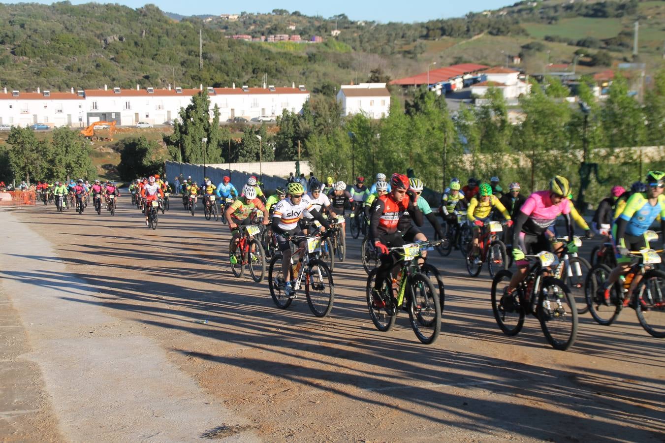 Sensacional jornada en torno al deporte del ciclismo la vivida este domingo, 10 de marzo, en Jerez de los Caballeros con la celebración del VII Maratón templario organizado por el Club ciclista de esta ciudad, con el que se ha dado continuidad a un Open de España de Maratón, que arrancó hace un mes con la VI Vuelta a Córdoba BTT.Miguel Muñoz y Lara Lois, acudían como líderes en la categoría élite tras ser los mejores en la primera cita y en esta prueba, han finalizado cuarto y primera de la general, respectivamente. José Márquez Granado (Quillo Márquez) ha sido el vencedor de la Maratón con un recorrido de 83 kilómetros por el bello entorno de dehesas de Jerez y la comarcar suroeste de Extremadura y con más de 2.000 metros de desnivel acumulado; seguido de Alejandro Díaz de la Peña y José Luis Carrasco Gámez. Agnieta Francke ha sido segunda de la general. En cuanto a los locales, Rafael García Barragán ha sido el primer jerezano de la Maratón en llegar a meta seguido de Ramón Pérez Guerrero y José Ángel González Pérez.El vencedor de la Ruta cicloturista, de 50 kilómetros, ha sido Alberto Cuevas Sánchez, seguido de Antonio Linares Paredes y Pablo Alpiste Quijada.
