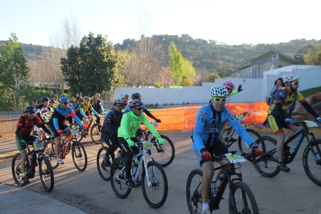 Sensacional jornada en torno al deporte del ciclismo la vivida este domingo, 10 de marzo, en Jerez de los Caballeros con la celebración del VII Maratón templario organizado por el Club ciclista de esta ciudad, con el que se ha dado continuidad a un Open de España de Maratón, que arrancó hace un mes con la VI Vuelta a Córdoba BTT.Miguel Muñoz y Lara Lois, acudían como líderes en la categoría élite tras ser los mejores en la primera cita y en esta prueba, han finalizado cuarto y primera de la general, respectivamente. José Márquez Granado (Quillo Márquez) ha sido el vencedor de la Maratón con un recorrido de 83 kilómetros por el bello entorno de dehesas de Jerez y la comarcar suroeste de Extremadura y con más de 2.000 metros de desnivel acumulado; seguido de Alejandro Díaz de la Peña y José Luis Carrasco Gámez. Agnieta Francke ha sido segunda de la general. En cuanto a los locales, Rafael García Barragán ha sido el primer jerezano de la Maratón en llegar a meta seguido de Ramón Pérez Guerrero y José Ángel González Pérez.El vencedor de la Ruta cicloturista, de 50 kilómetros, ha sido Alberto Cuevas Sánchez, seguido de Antonio Linares Paredes y Pablo Alpiste Quijada.