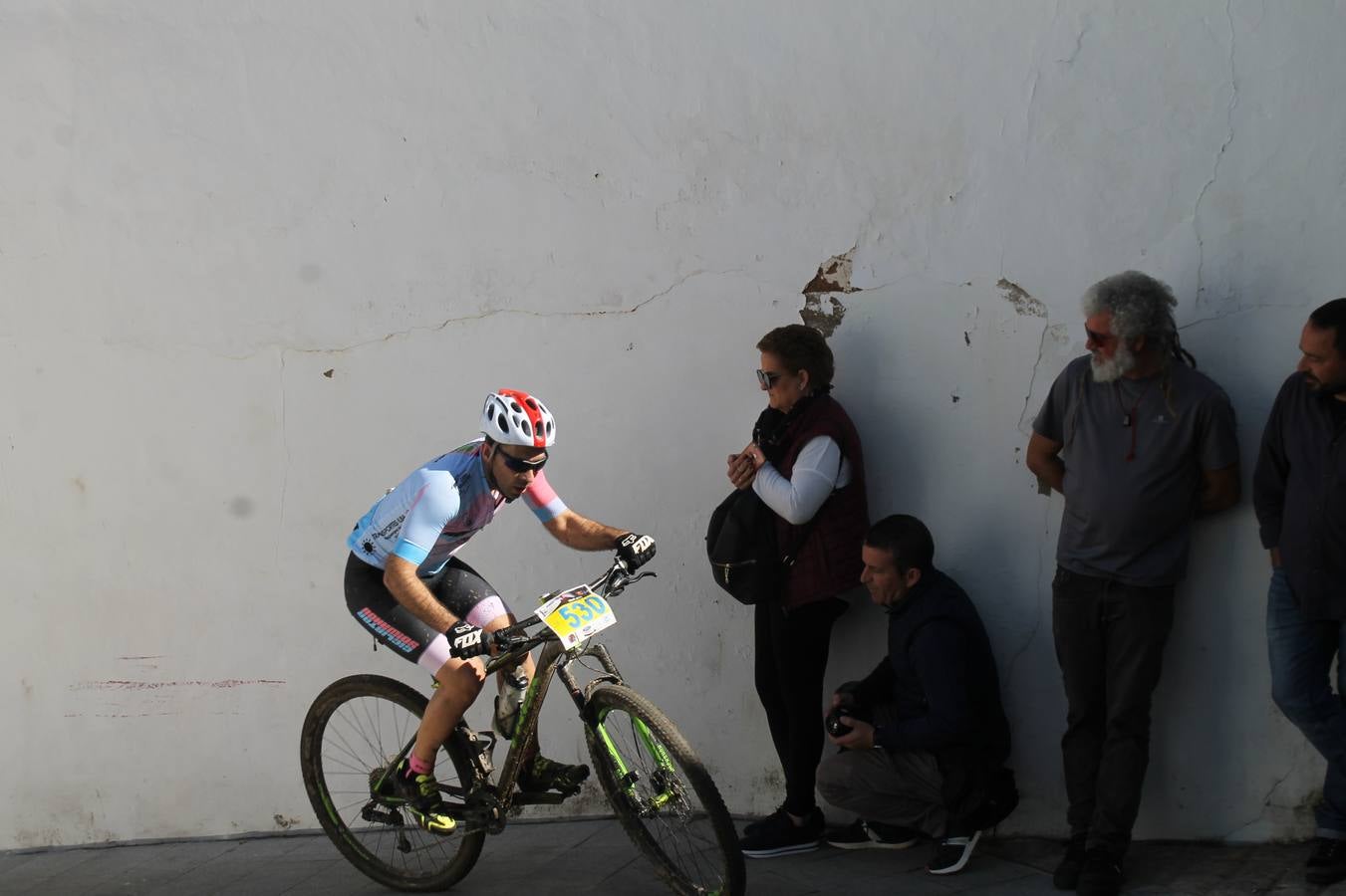 Sensacional jornada en torno al deporte del ciclismo la vivida este domingo, 10 de marzo, en Jerez de los Caballeros con la celebración del VII Maratón templario organizado por el Club ciclista de esta ciudad, con el que se ha dado continuidad a un Open de España de Maratón, que arrancó hace un mes con la VI Vuelta a Córdoba BTT.Miguel Muñoz y Lara Lois, acudían como líderes en la categoría élite tras ser los mejores en la primera cita y en esta prueba, han finalizado cuarto y primera de la general, respectivamente. José Márquez Granado (Quillo Márquez) ha sido el vencedor de la Maratón con un recorrido de 83 kilómetros por el bello entorno de dehesas de Jerez y la comarcar suroeste de Extremadura y con más de 2.000 metros de desnivel acumulado; seguido de Alejandro Díaz de la Peña y José Luis Carrasco Gámez. Agnieta Francke ha sido segunda de la general. En cuanto a los locales, Rafael García Barragán ha sido el primer jerezano de la Maratón en llegar a meta seguido de Ramón Pérez Guerrero y José Ángel González Pérez.El vencedor de la Ruta cicloturista, de 50 kilómetros, ha sido Alberto Cuevas Sánchez, seguido de Antonio Linares Paredes y Pablo Alpiste Quijada.