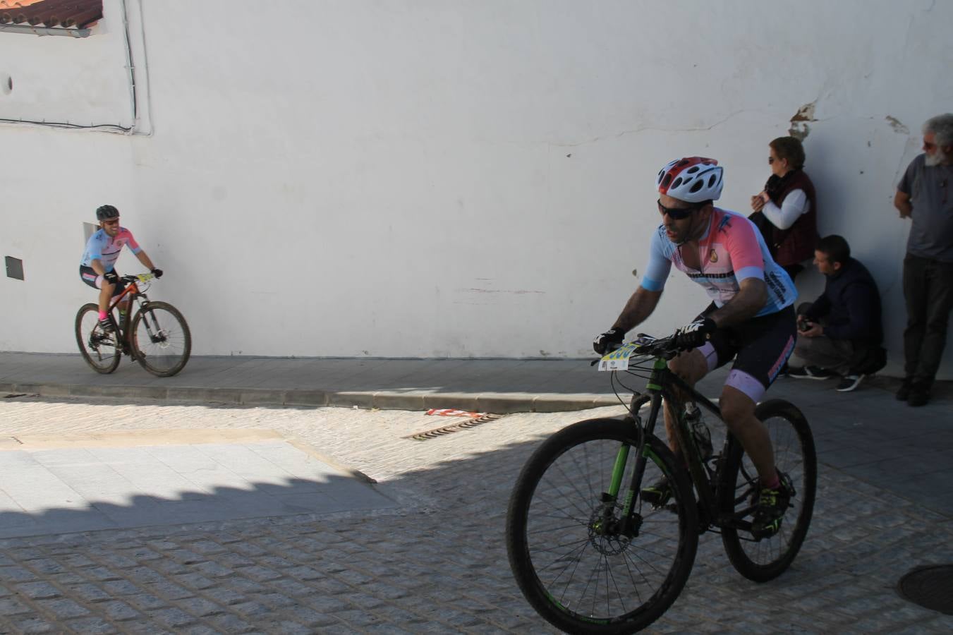 Sensacional jornada en torno al deporte del ciclismo la vivida este domingo, 10 de marzo, en Jerez de los Caballeros con la celebración del VII Maratón templario organizado por el Club ciclista de esta ciudad, con el que se ha dado continuidad a un Open de España de Maratón, que arrancó hace un mes con la VI Vuelta a Córdoba BTT.Miguel Muñoz y Lara Lois, acudían como líderes en la categoría élite tras ser los mejores en la primera cita y en esta prueba, han finalizado cuarto y primera de la general, respectivamente. José Márquez Granado (Quillo Márquez) ha sido el vencedor de la Maratón con un recorrido de 83 kilómetros por el bello entorno de dehesas de Jerez y la comarcar suroeste de Extremadura y con más de 2.000 metros de desnivel acumulado; seguido de Alejandro Díaz de la Peña y José Luis Carrasco Gámez. Agnieta Francke ha sido segunda de la general. En cuanto a los locales, Rafael García Barragán ha sido el primer jerezano de la Maratón en llegar a meta seguido de Ramón Pérez Guerrero y José Ángel González Pérez.El vencedor de la Ruta cicloturista, de 50 kilómetros, ha sido Alberto Cuevas Sánchez, seguido de Antonio Linares Paredes y Pablo Alpiste Quijada.