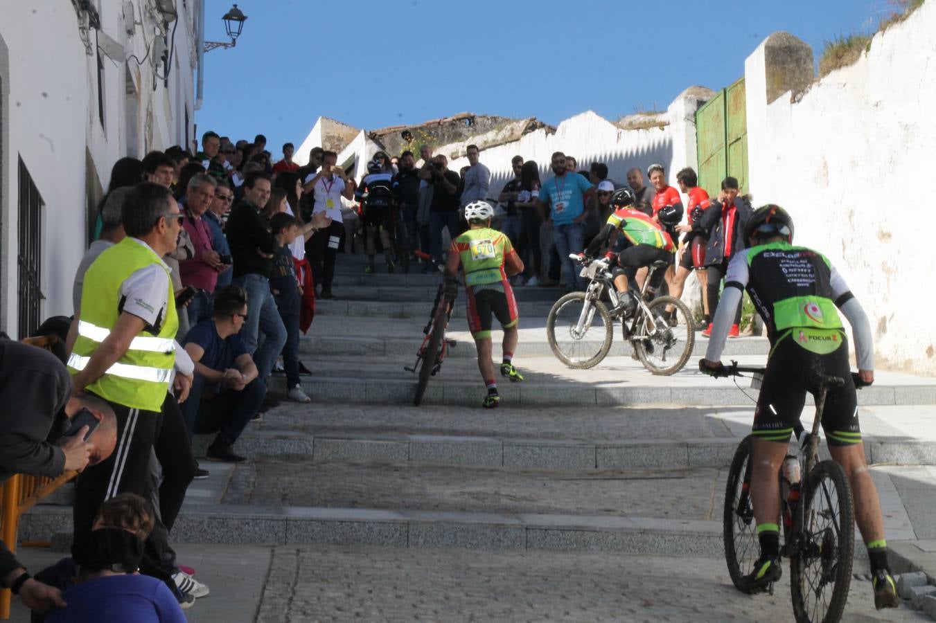 Sensacional jornada en torno al deporte del ciclismo la vivida este domingo, 10 de marzo, en Jerez de los Caballeros con la celebración del VII Maratón templario organizado por el Club ciclista de esta ciudad, con el que se ha dado continuidad a un Open de España de Maratón, que arrancó hace un mes con la VI Vuelta a Córdoba BTT.Miguel Muñoz y Lara Lois, acudían como líderes en la categoría élite tras ser los mejores en la primera cita y en esta prueba, han finalizado cuarto y primera de la general, respectivamente. José Márquez Granado (Quillo Márquez) ha sido el vencedor de la Maratón con un recorrido de 83 kilómetros por el bello entorno de dehesas de Jerez y la comarcar suroeste de Extremadura y con más de 2.000 metros de desnivel acumulado; seguido de Alejandro Díaz de la Peña y José Luis Carrasco Gámez. Agnieta Francke ha sido segunda de la general. En cuanto a los locales, Rafael García Barragán ha sido el primer jerezano de la Maratón en llegar a meta seguido de Ramón Pérez Guerrero y José Ángel González Pérez.El vencedor de la Ruta cicloturista, de 50 kilómetros, ha sido Alberto Cuevas Sánchez, seguido de Antonio Linares Paredes y Pablo Alpiste Quijada.