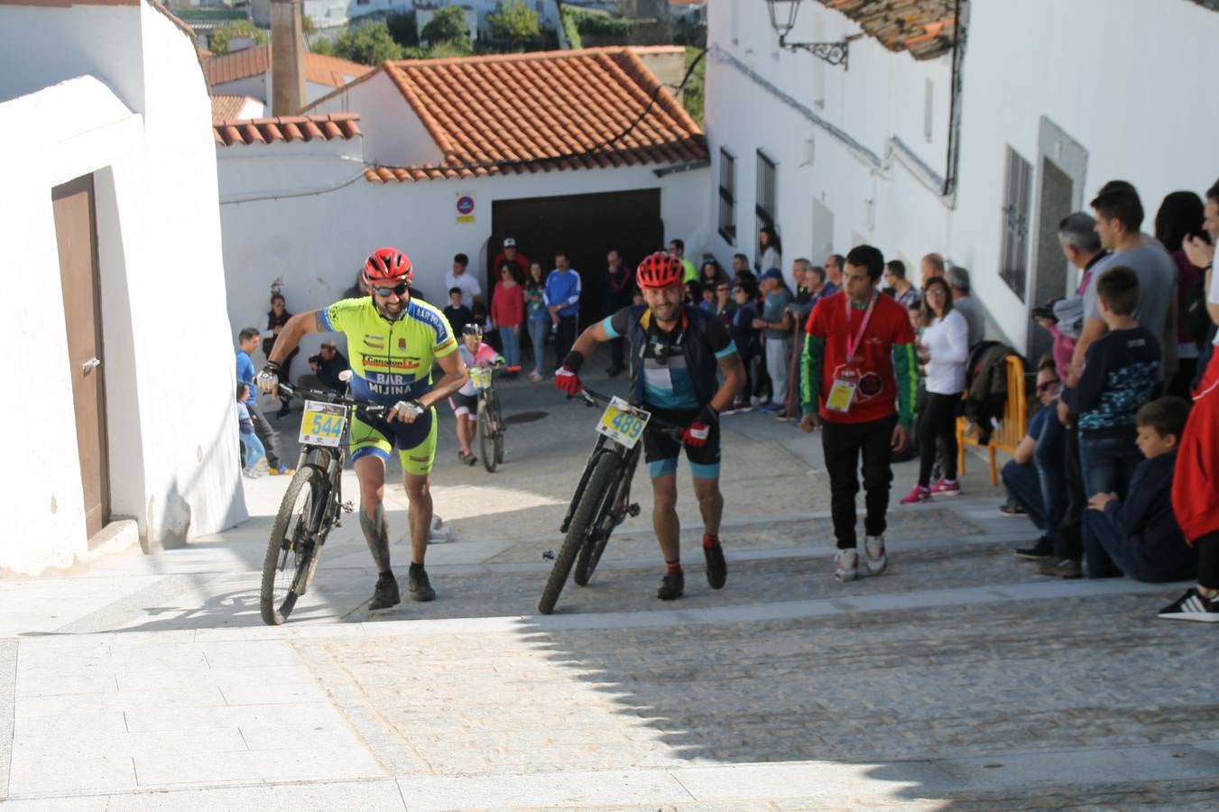 Sensacional jornada en torno al deporte del ciclismo la vivida este domingo, 10 de marzo, en Jerez de los Caballeros con la celebración del VII Maratón templario organizado por el Club ciclista de esta ciudad, con el que se ha dado continuidad a un Open de España de Maratón, que arrancó hace un mes con la VI Vuelta a Córdoba BTT.Miguel Muñoz y Lara Lois, acudían como líderes en la categoría élite tras ser los mejores en la primera cita y en esta prueba, han finalizado cuarto y primera de la general, respectivamente. José Márquez Granado (Quillo Márquez) ha sido el vencedor de la Maratón con un recorrido de 83 kilómetros por el bello entorno de dehesas de Jerez y la comarcar suroeste de Extremadura y con más de 2.000 metros de desnivel acumulado; seguido de Alejandro Díaz de la Peña y José Luis Carrasco Gámez. Agnieta Francke ha sido segunda de la general. En cuanto a los locales, Rafael García Barragán ha sido el primer jerezano de la Maratón en llegar a meta seguido de Ramón Pérez Guerrero y José Ángel González Pérez.El vencedor de la Ruta cicloturista, de 50 kilómetros, ha sido Alberto Cuevas Sánchez, seguido de Antonio Linares Paredes y Pablo Alpiste Quijada.