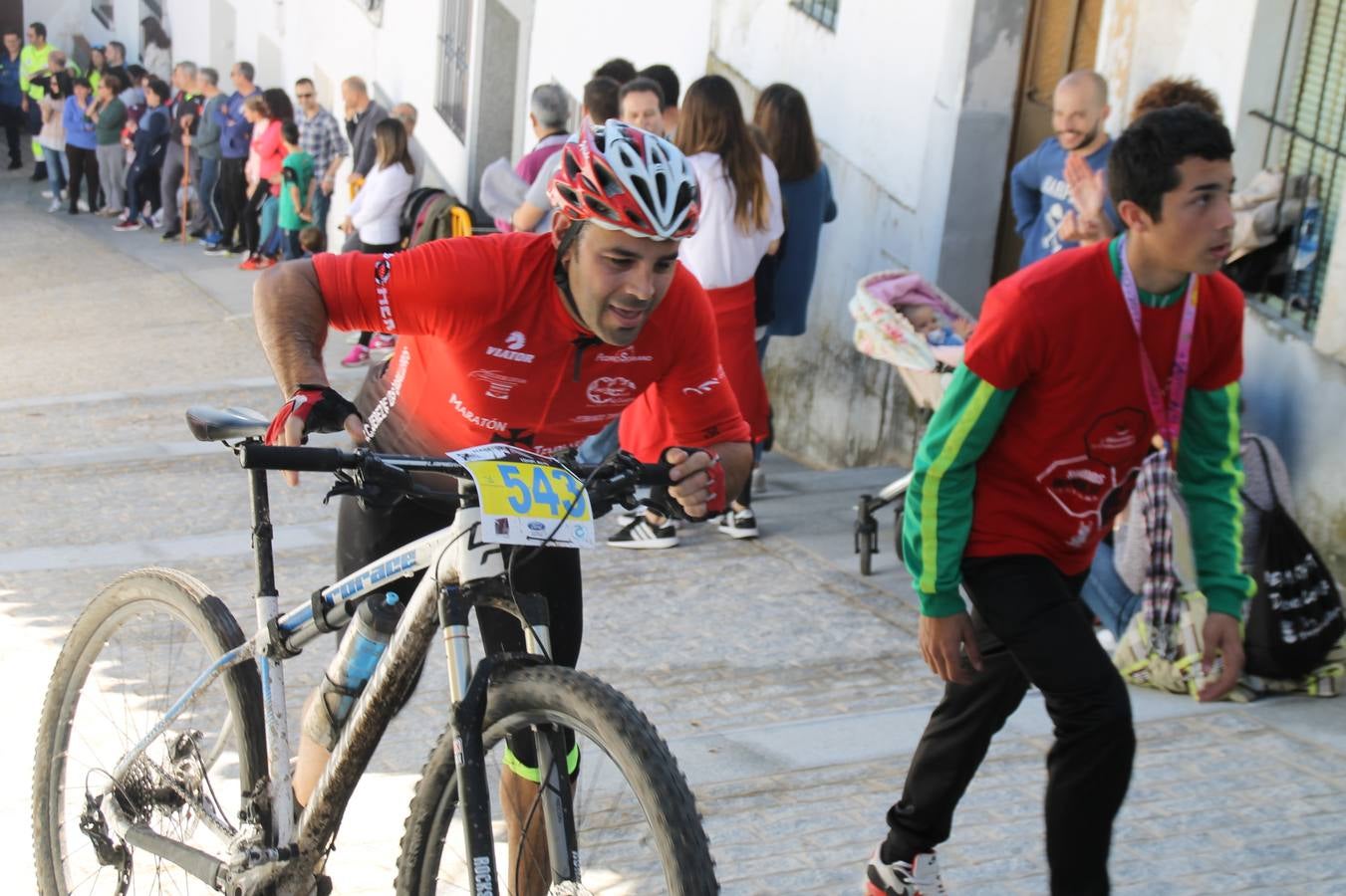 Sensacional jornada en torno al deporte del ciclismo la vivida este domingo, 10 de marzo, en Jerez de los Caballeros con la celebración del VII Maratón templario organizado por el Club ciclista de esta ciudad, con el que se ha dado continuidad a un Open de España de Maratón, que arrancó hace un mes con la VI Vuelta a Córdoba BTT.Miguel Muñoz y Lara Lois, acudían como líderes en la categoría élite tras ser los mejores en la primera cita y en esta prueba, han finalizado cuarto y primera de la general, respectivamente. José Márquez Granado (Quillo Márquez) ha sido el vencedor de la Maratón con un recorrido de 83 kilómetros por el bello entorno de dehesas de Jerez y la comarcar suroeste de Extremadura y con más de 2.000 metros de desnivel acumulado; seguido de Alejandro Díaz de la Peña y José Luis Carrasco Gámez. Agnieta Francke ha sido segunda de la general. En cuanto a los locales, Rafael García Barragán ha sido el primer jerezano de la Maratón en llegar a meta seguido de Ramón Pérez Guerrero y José Ángel González Pérez.El vencedor de la Ruta cicloturista, de 50 kilómetros, ha sido Alberto Cuevas Sánchez, seguido de Antonio Linares Paredes y Pablo Alpiste Quijada.